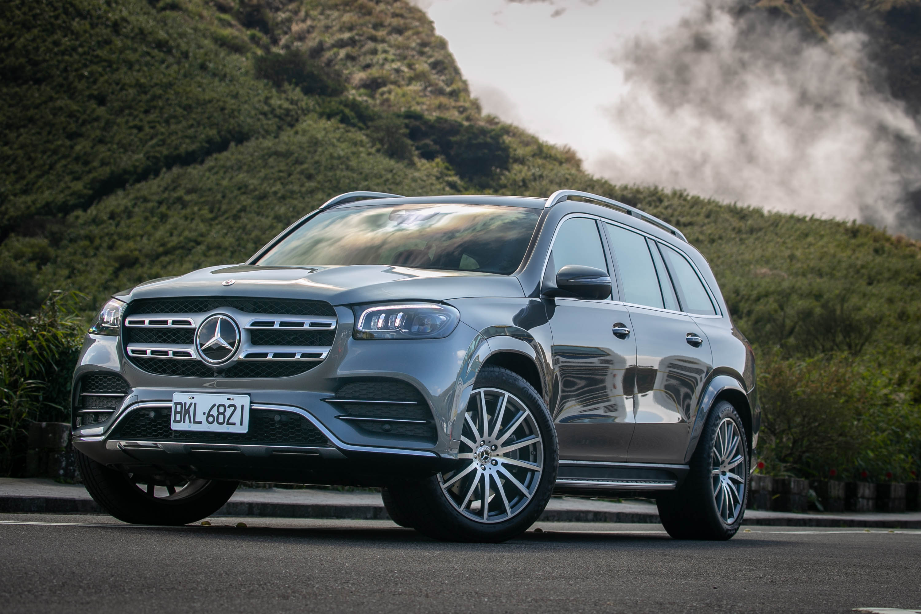 試駕車款為 Mercedes-Benz GLS 450 4Matic,建議售價自新台幣 495 萬元起,加上額外選配後,總價為 584.7 萬元。
