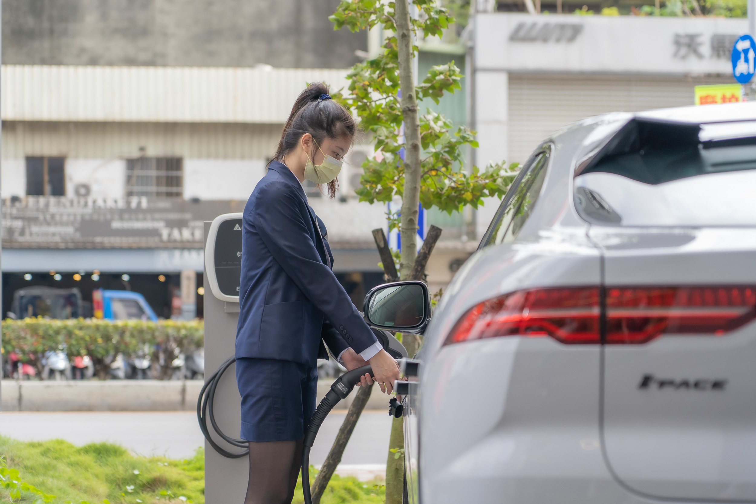 目前,展示暨服務中心均免費提供 AC、DC 等各式規格的電動車充電系統,車主可按照自身需求來向其預約使用。