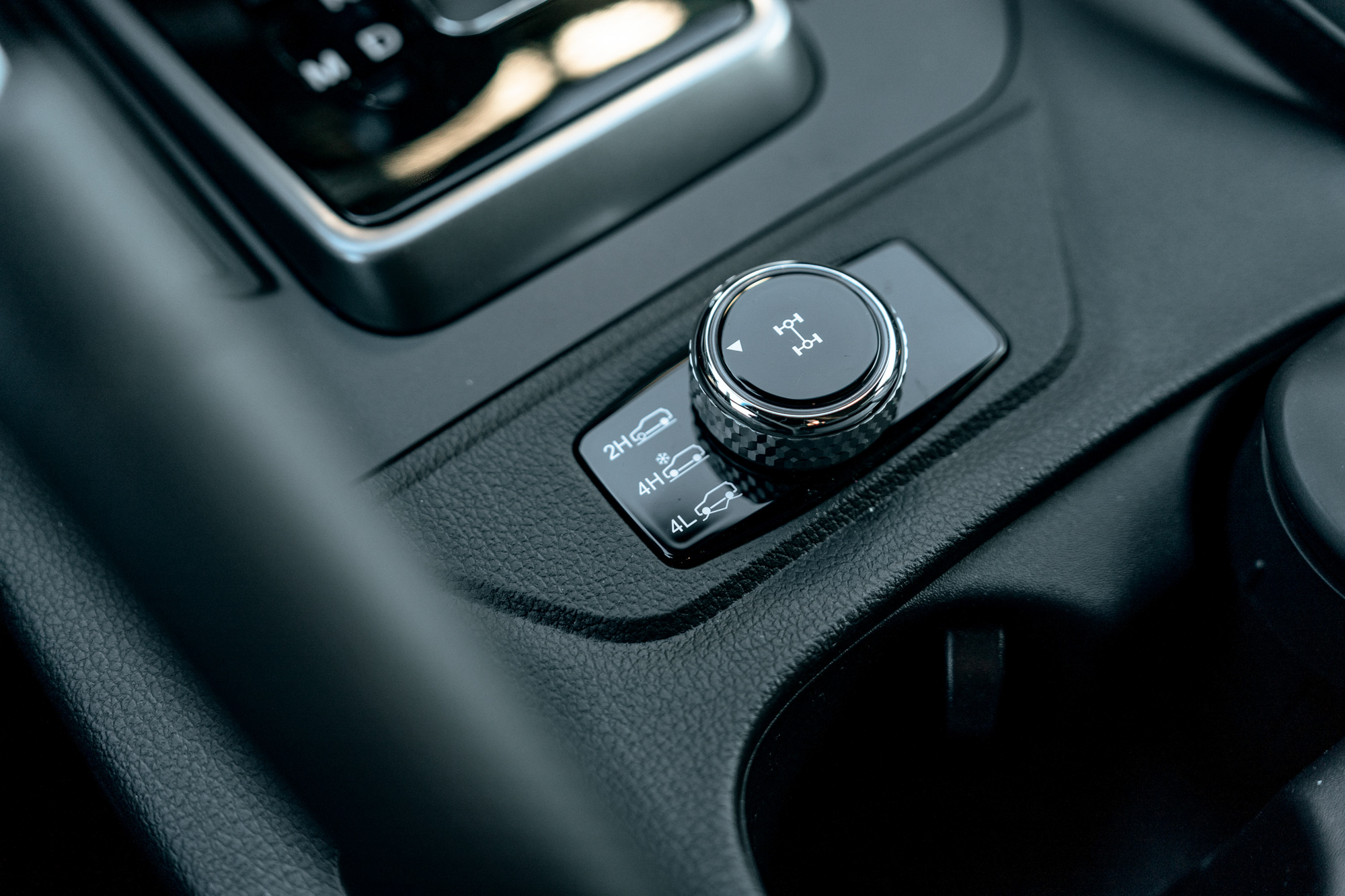 中央鞍座則維持原配置,電子式旋鈕加力箱具備2H/4H/4L等模式。