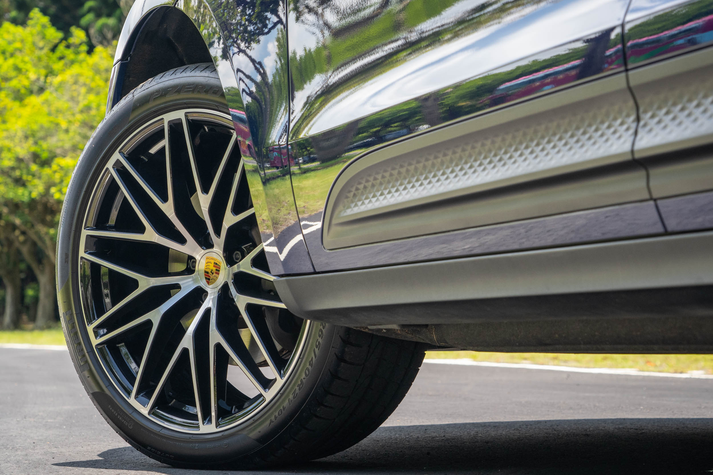 選配 21 吋 RS Spyder Design 輪圈，要價新台幣 1789,400 元。