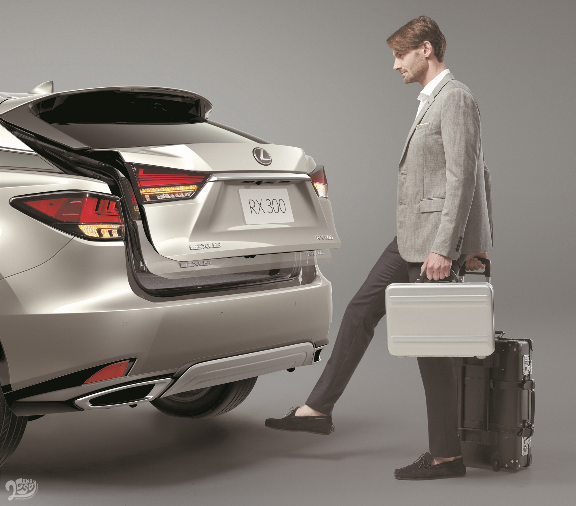 RX 300 領航勁化車型是基於原豪華版及矅黑時尚版進行強化,加價 1 萬元可升級搭載「導航影音系統、感應式電動尾門,以及手機無線充電座」等配備。