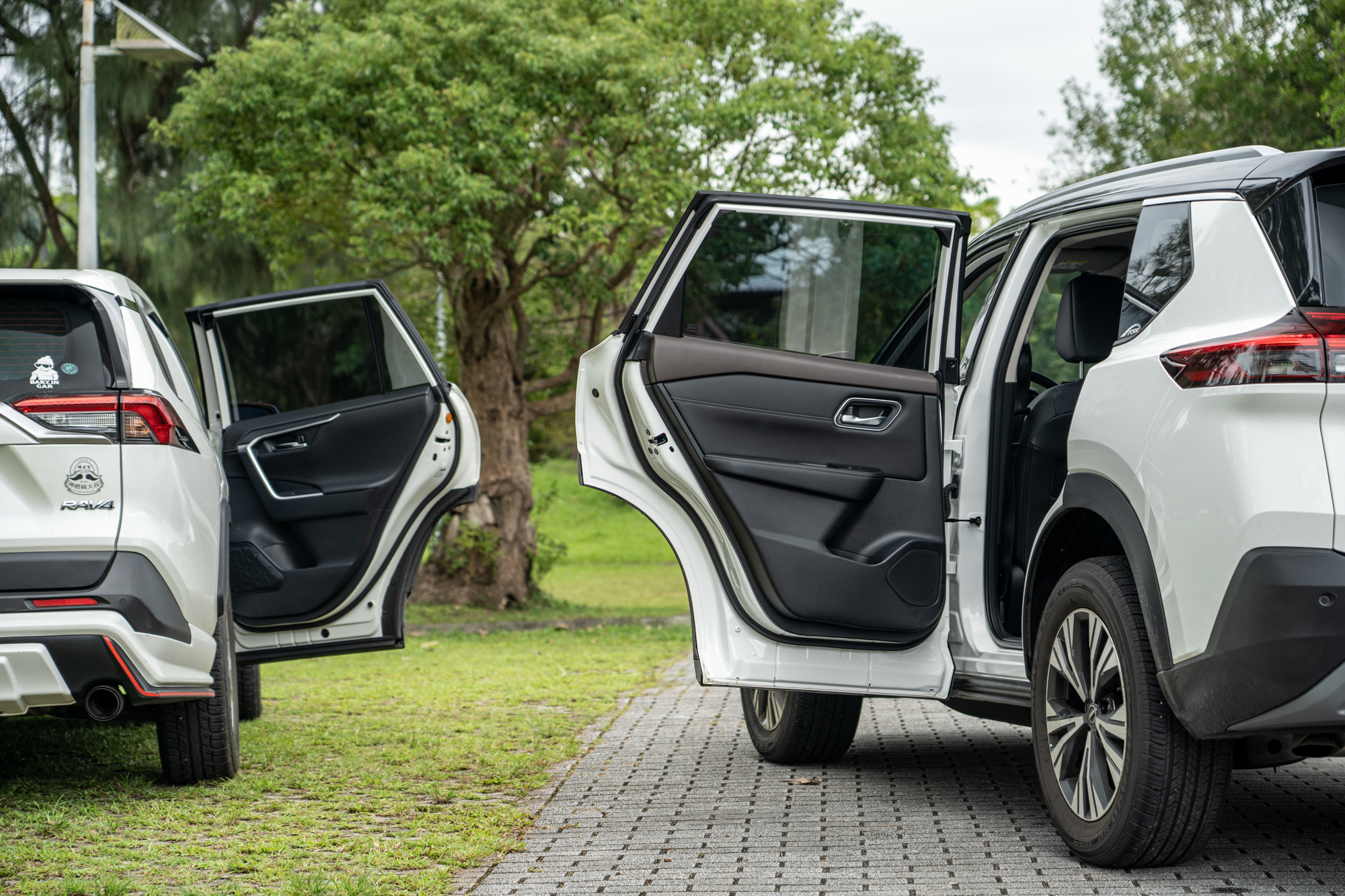 X-TRAIL輕油電旗艦版後車門高達85度開啟角度,讓乘客更方便上下車。