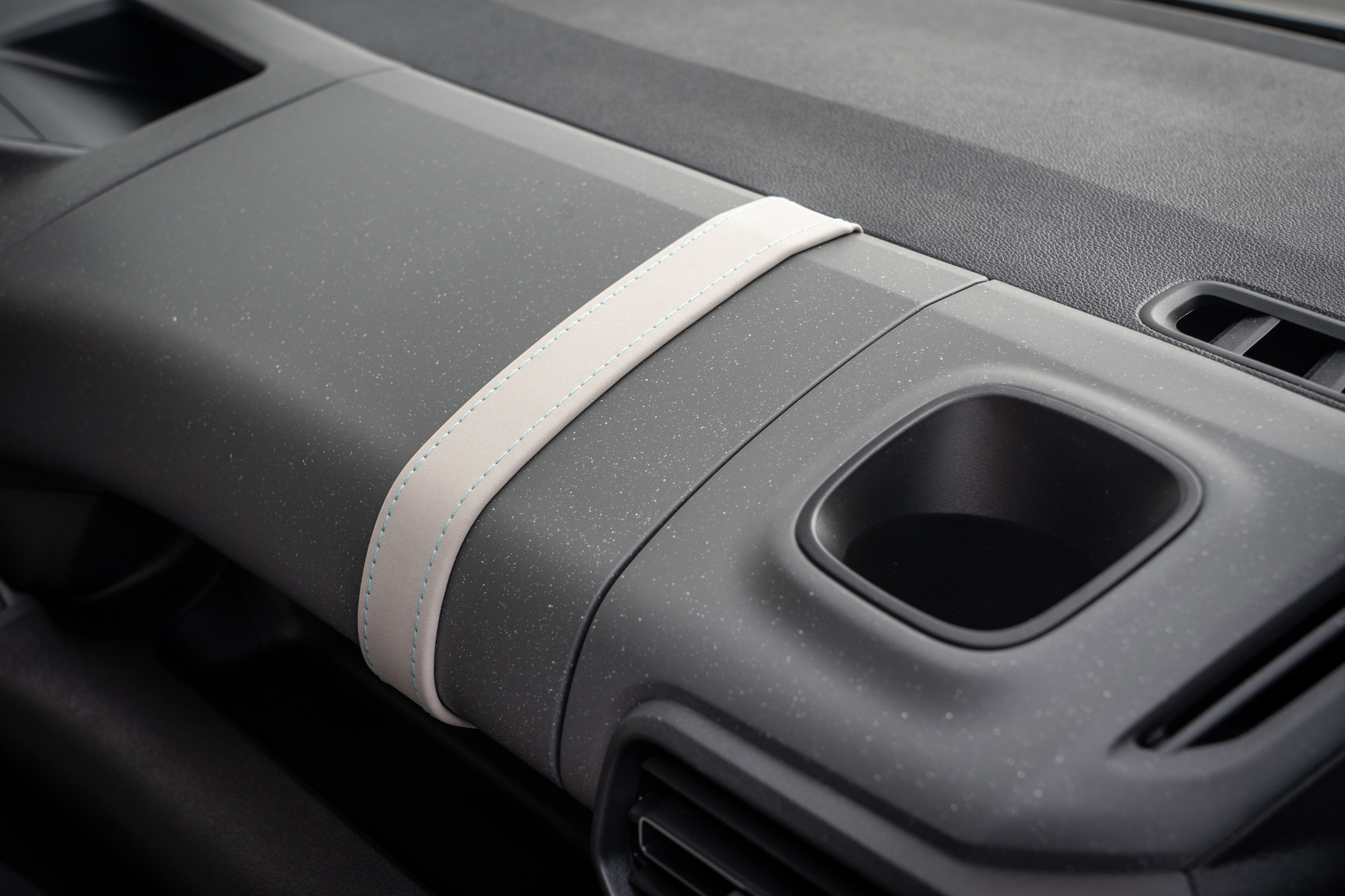 中控台兩側具備置杯架設計相當就手(因試駕短軸車款為認證車,因此配備有上層手套箱上的飾條)。