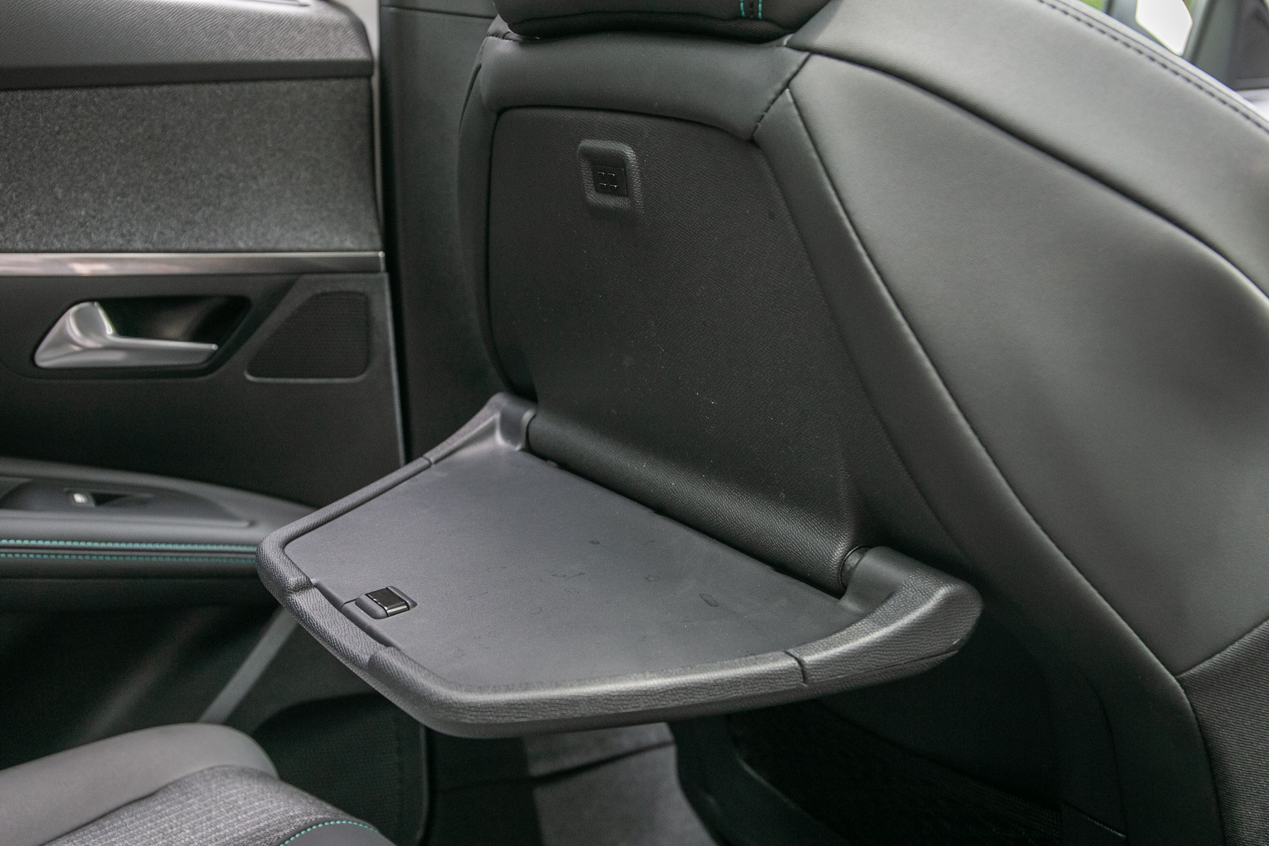 小巧的摺疊餐桌設計,是為了對應前座椅背造型。