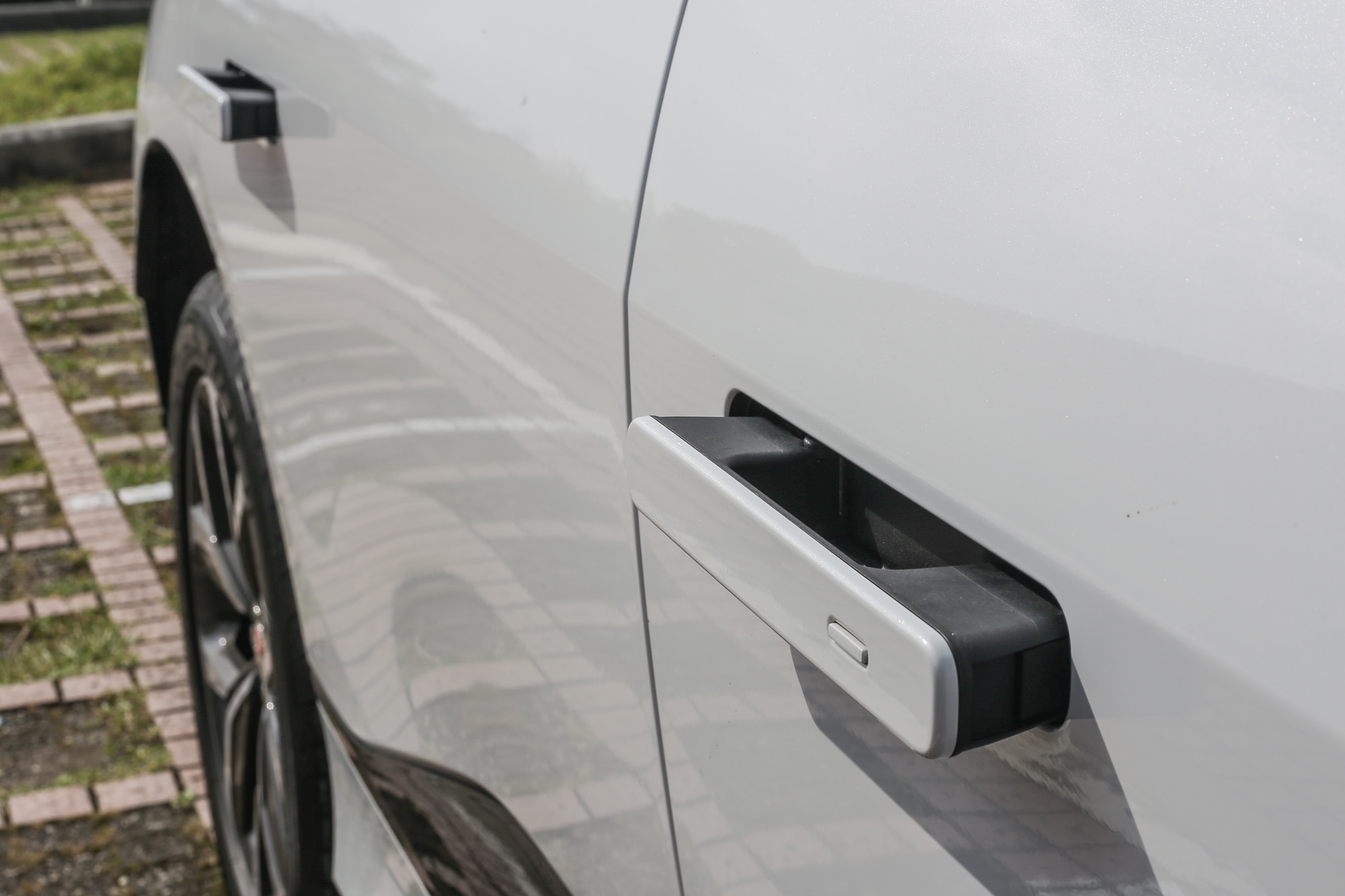 隱藏式的車門把手也是降低風阻的關鍵之一。