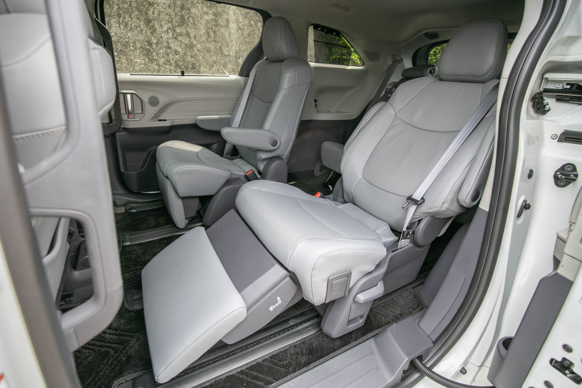 鉑金版另配備有專屬腿靠,搭配多項調整機制,堪比客機商務艙座椅舒適度。