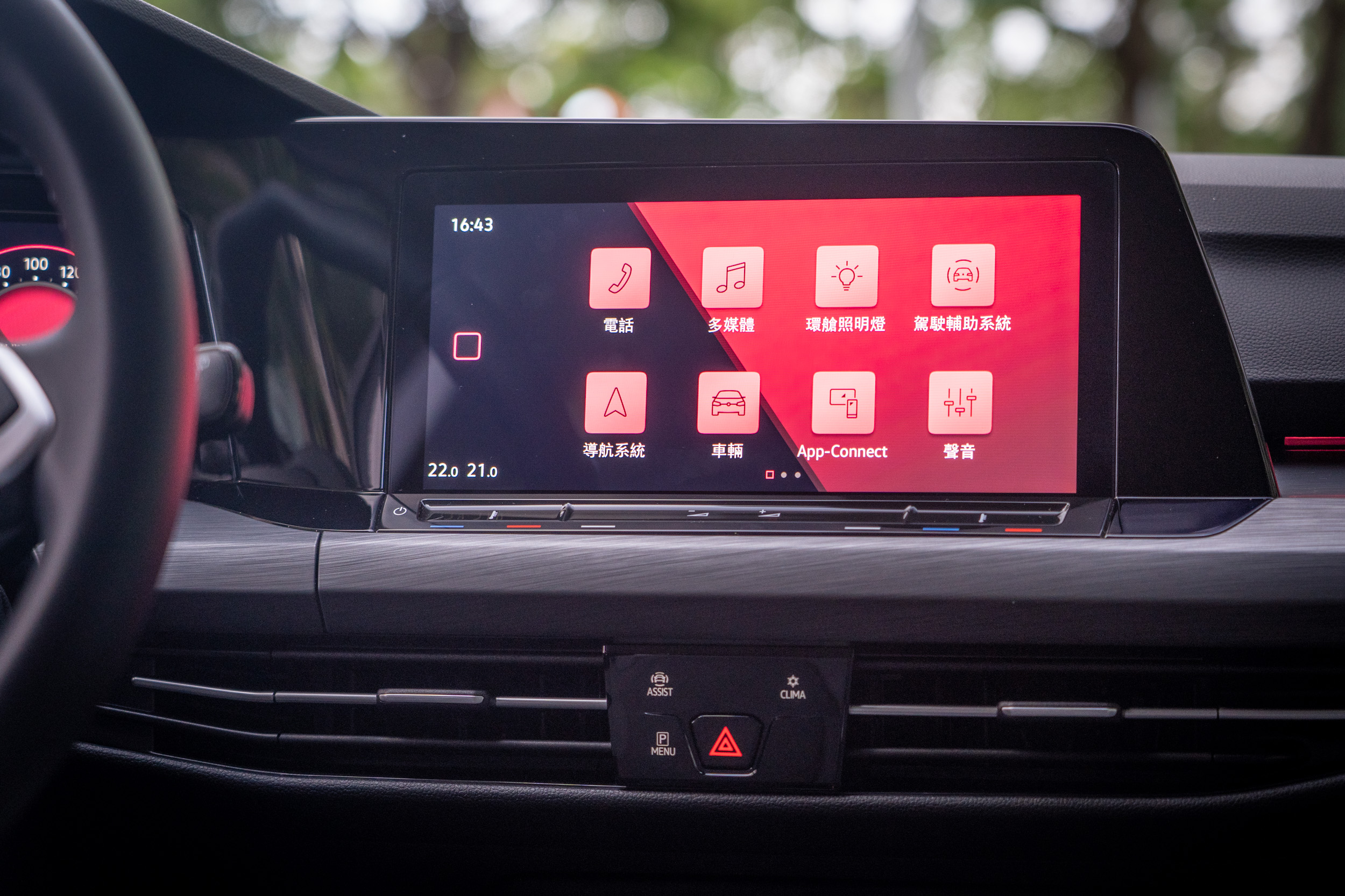 中控台上方為 10 吋多功能鏡面觸控主機,螢幕下緣有著 Touch Slider 數位觸控列。