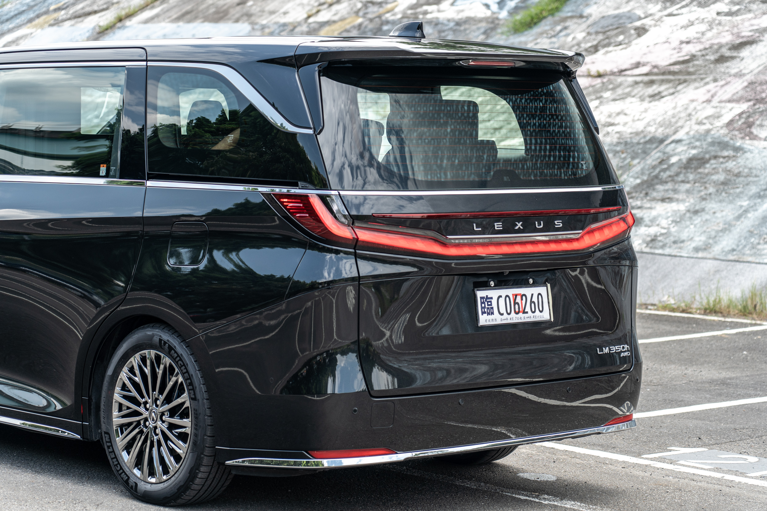 貫穿式尾燈如今貌似已成為一個必須。