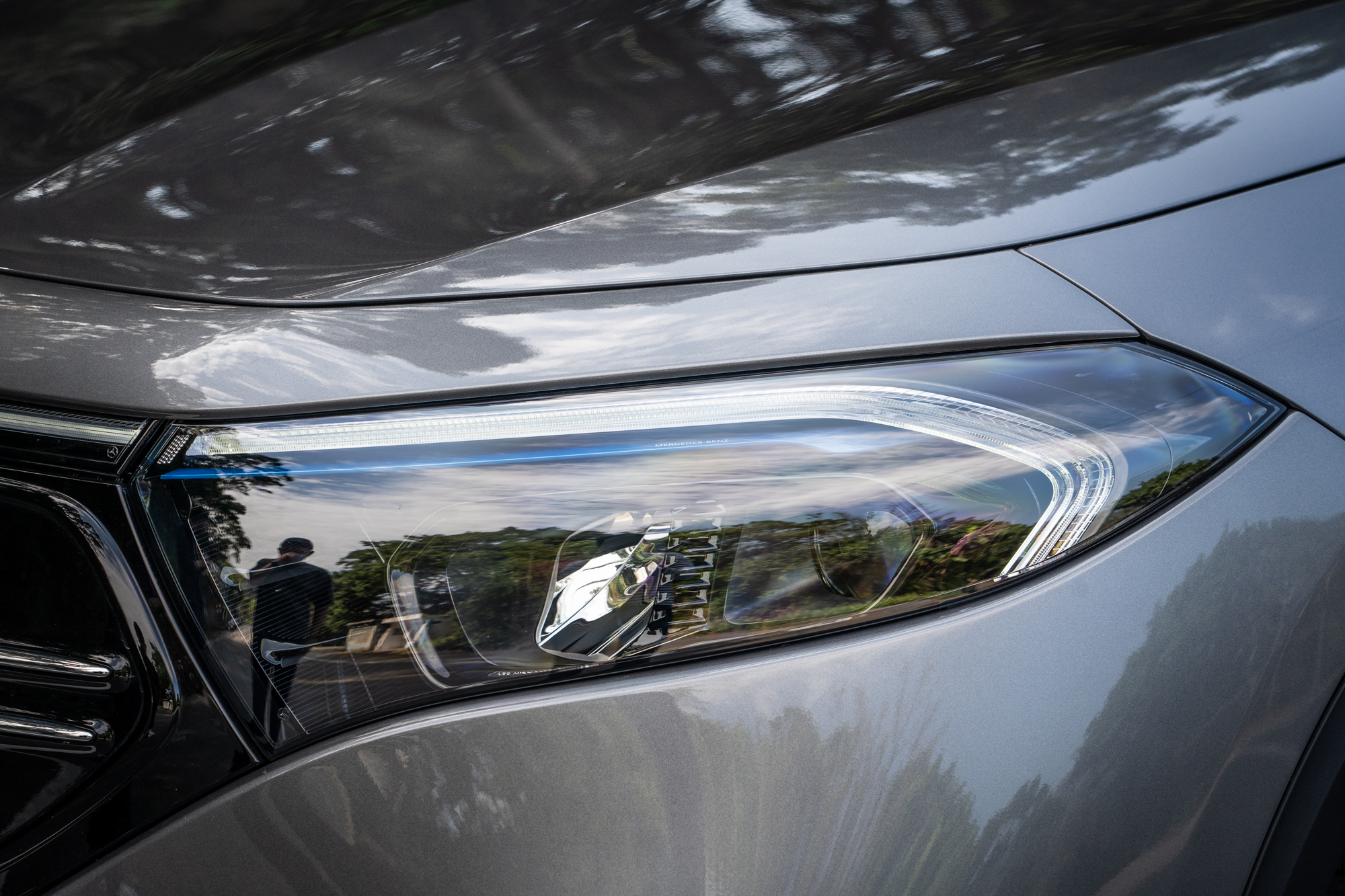 配備標準型 LED 頭燈。