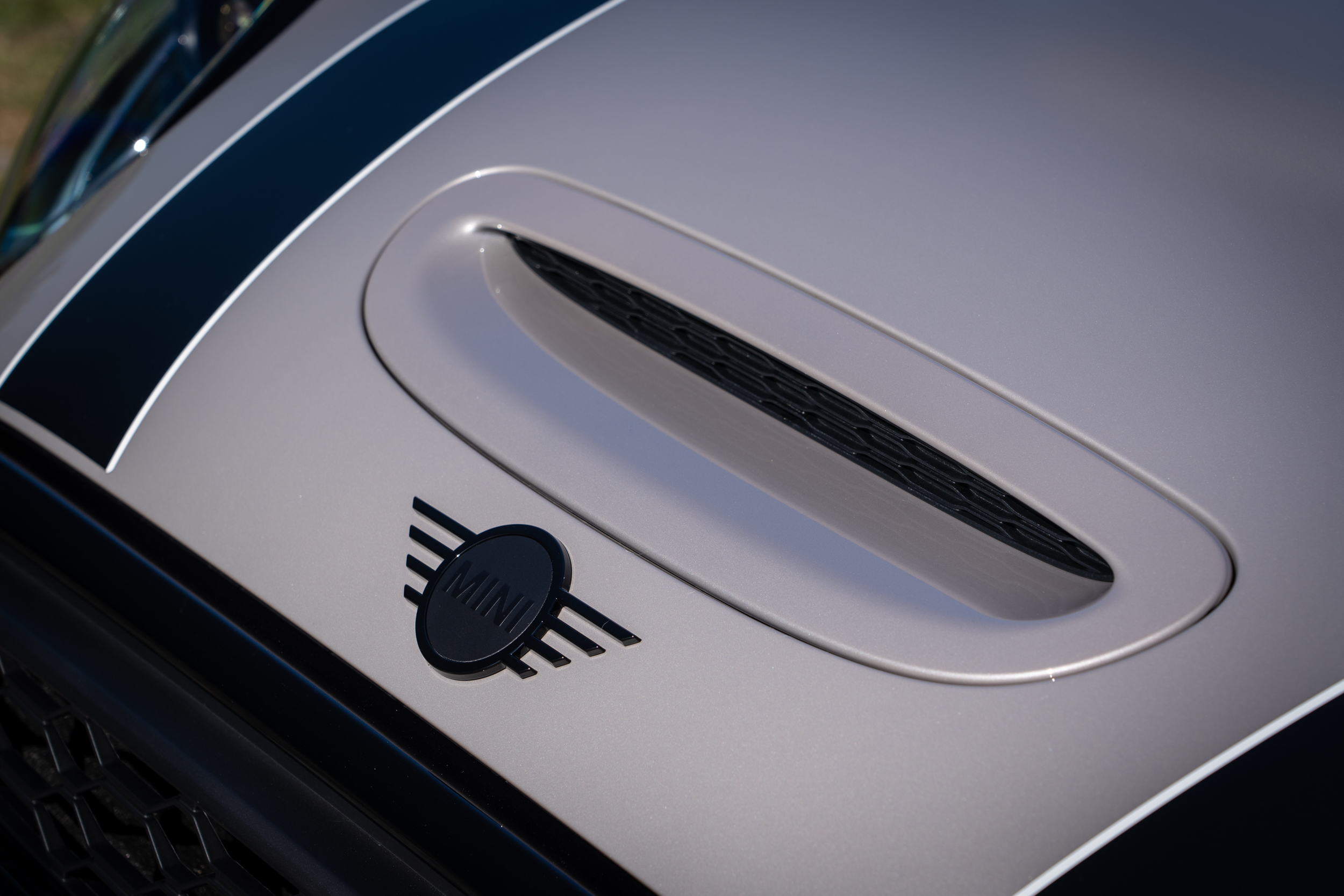 全黑色的 Logo 設計搭配選配的賽車式樣引擎蓋飾條更顯性能個性。