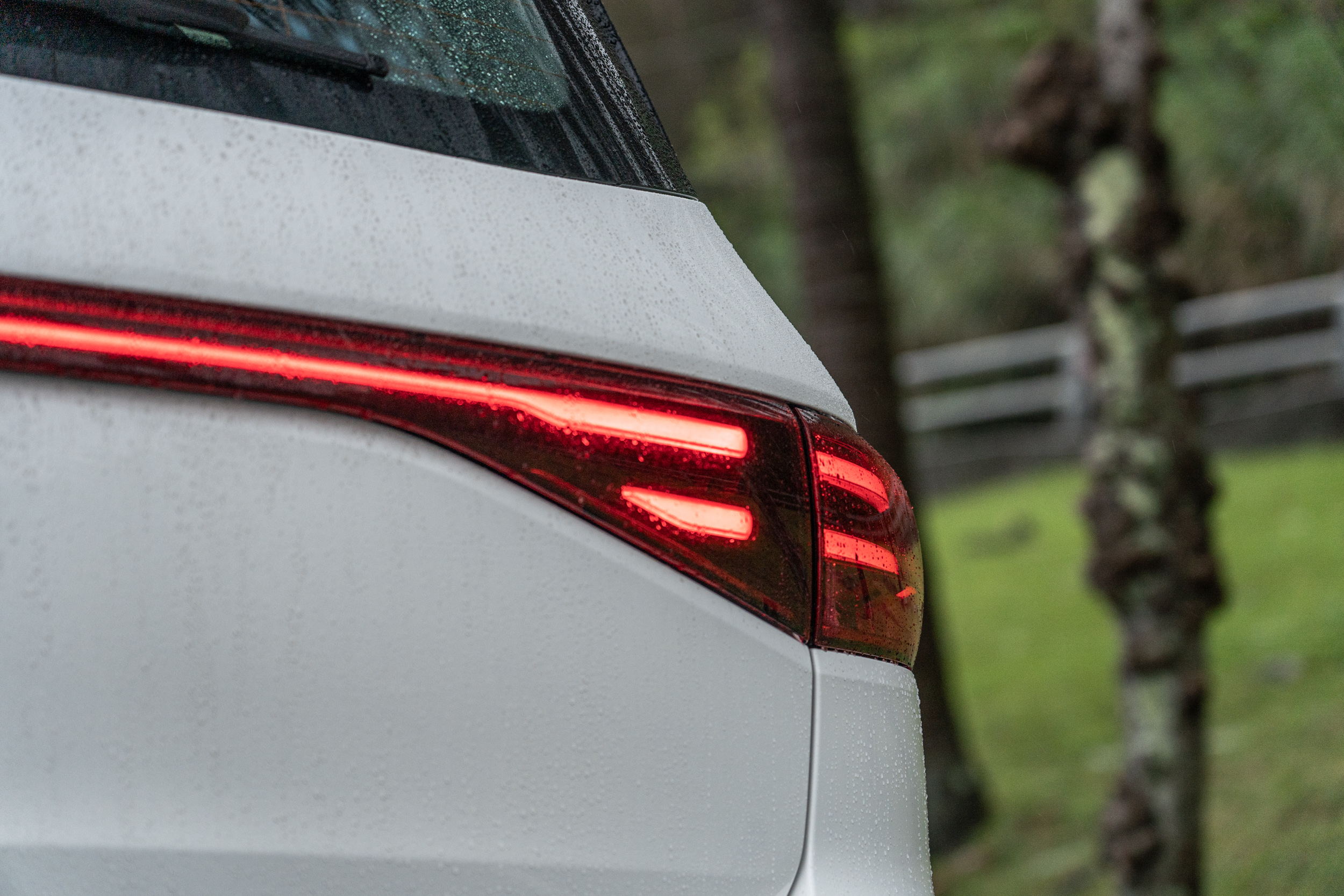 車尾以 LED 導光條設計變動作為主要更新方向。