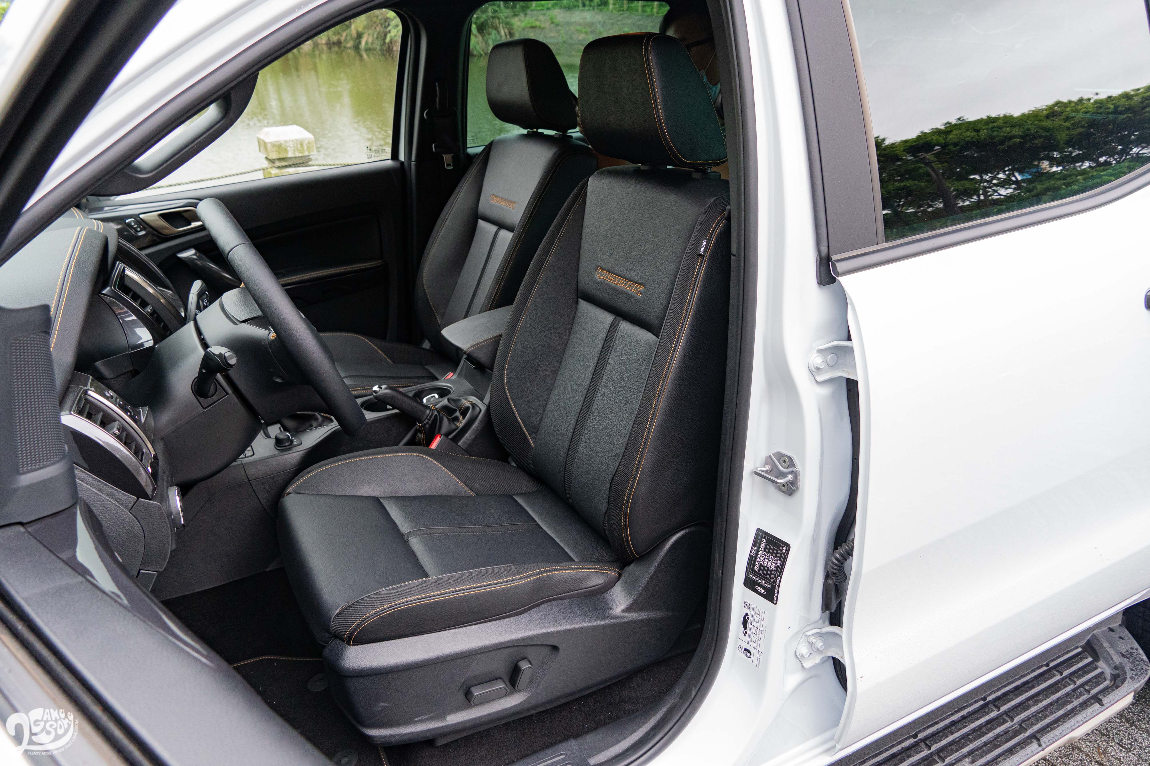 座椅用精緻合成皮,駕駛座電動調整附手動腰靠。