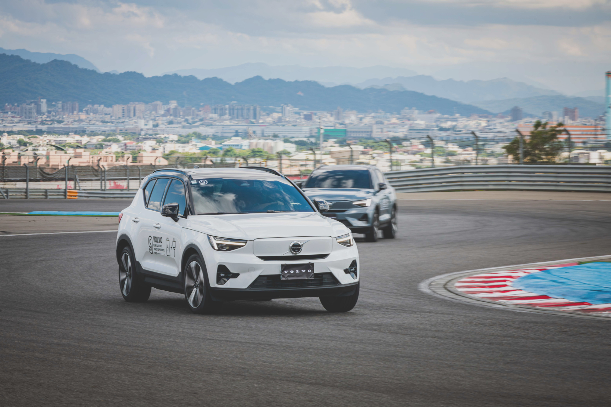 XC40 Recharge 在過彎時的表現相當穩定,但是龐大的車重依舊是他難以克服的缺點。