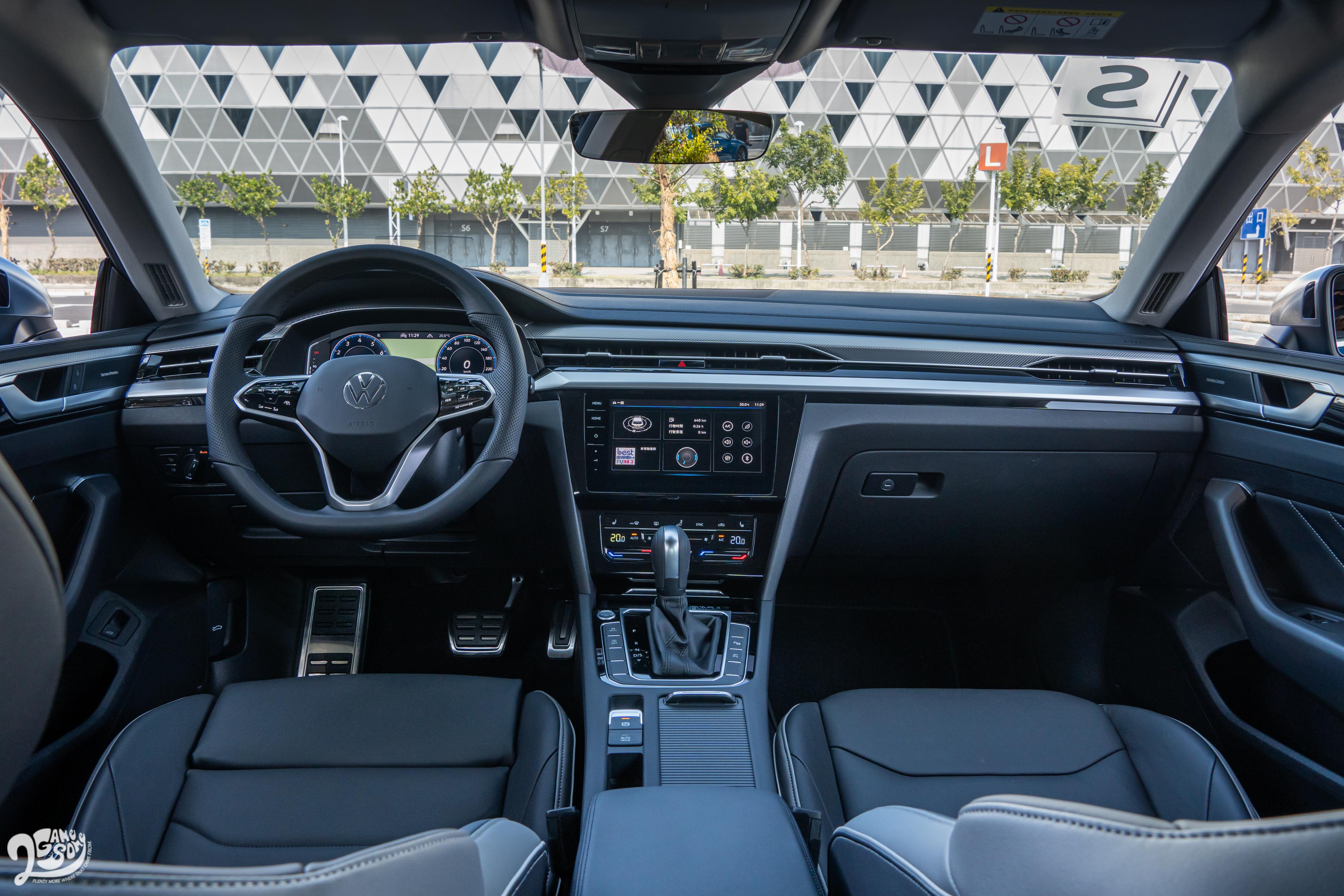 中控台採用環艙飾板造型,搭配多樣數位科技,展現與外觀截然不同的理性氛圍。