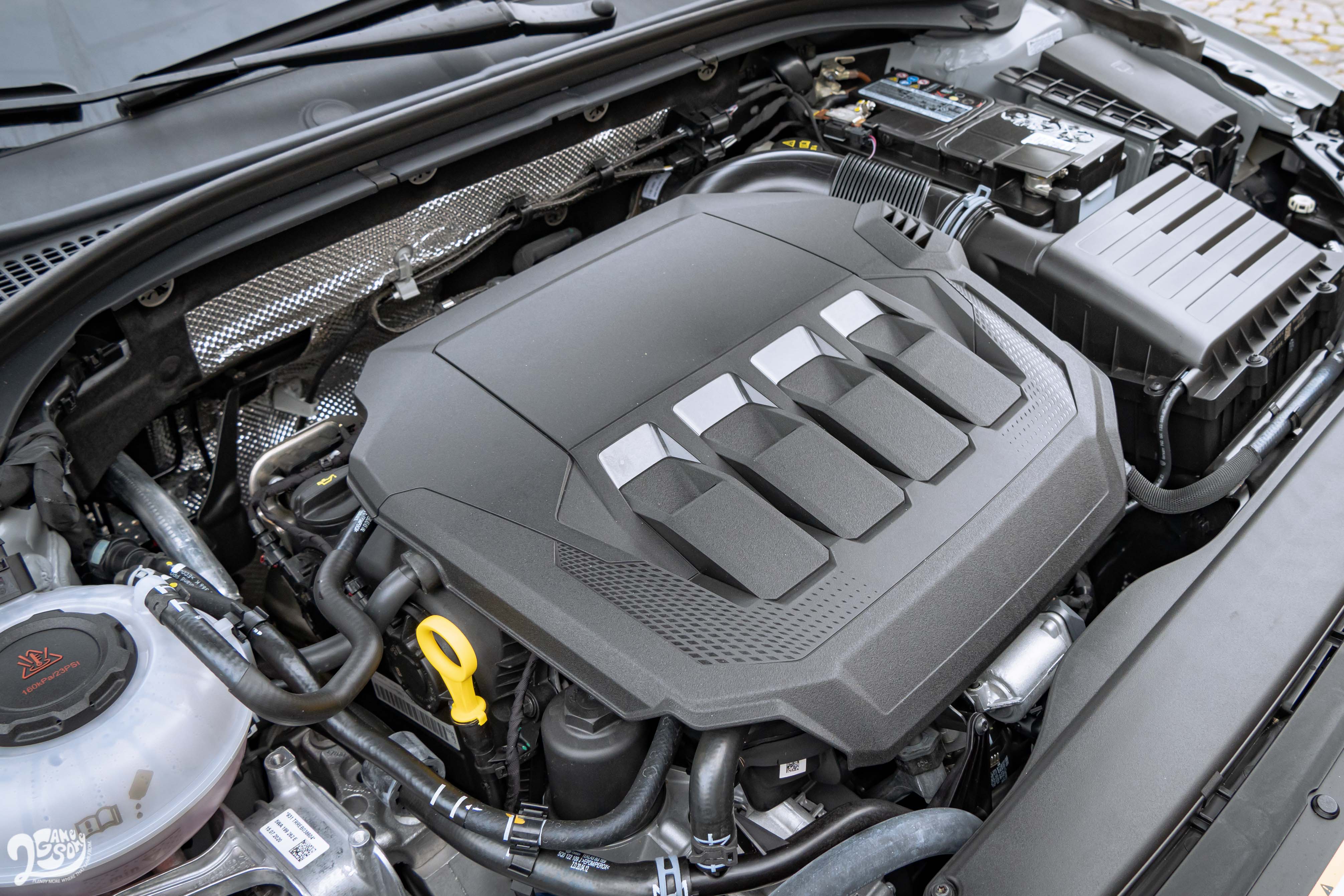 直列四缸渦輪增壓引擎輸出 272 匹馬力、35.7 公斤米,可於 5.7 秒破百。