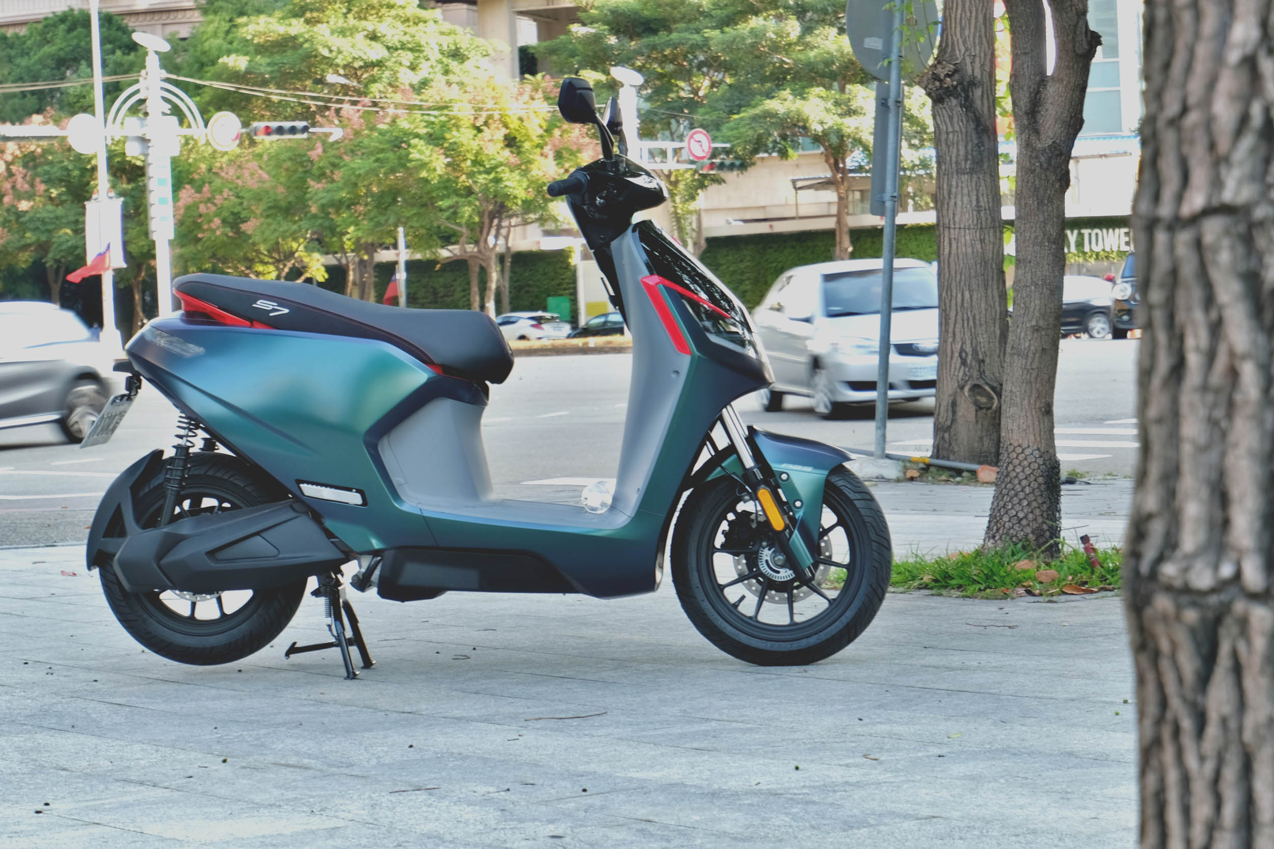 變色龍的烤漆配置在不同燈光下有著色彩變化,相當具有吸睛度。