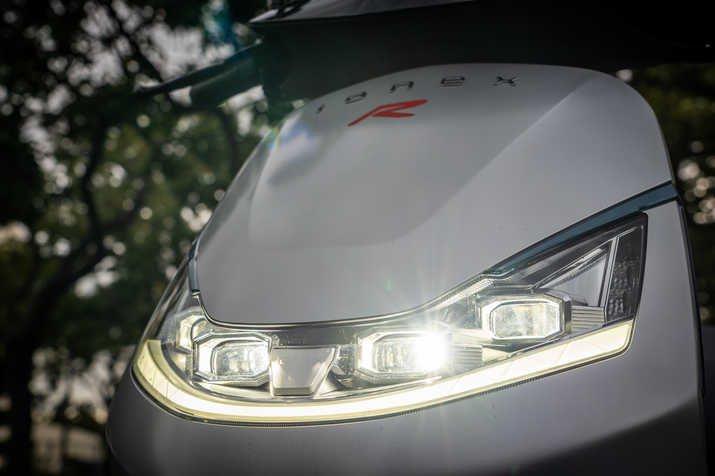 四眼式的 LED 頭燈造型相當具氣勢,尤其開啟遠燈時四眼全開,相當帥氣。