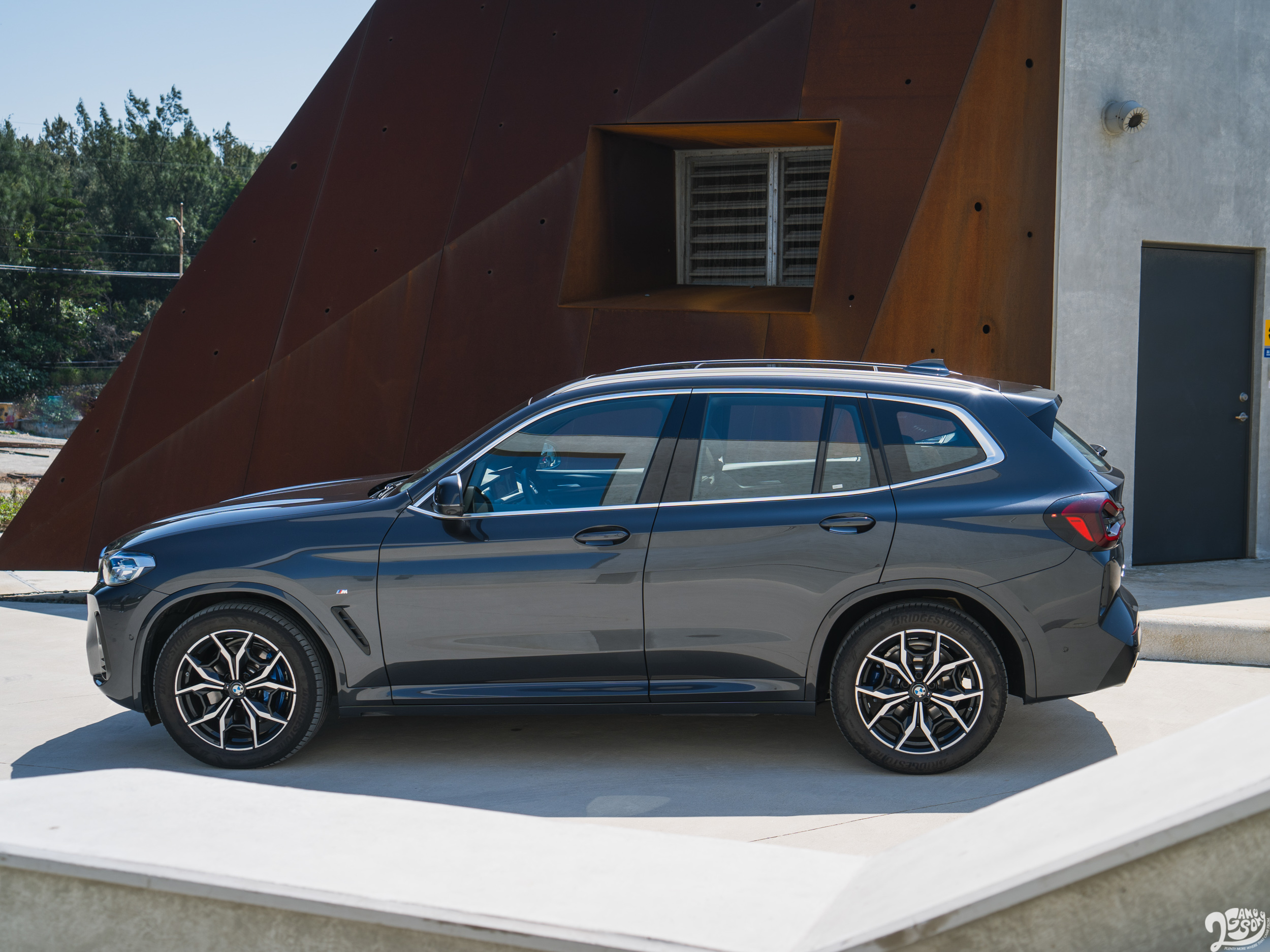 G 世代 X3 配置 BMW Group 旗下 CLAR 模組化技術平台架構，也因而在車身尺馬上得以比以往更為擴增。