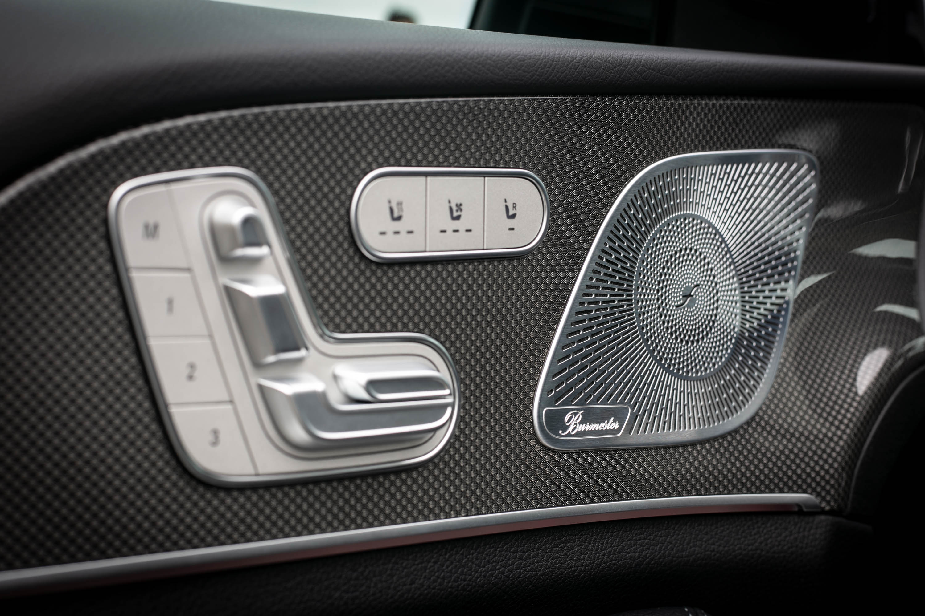 前座椅具備加熱與通風功能,13 支揚聲器規格的 Burmester 環場音響系統也為標配。