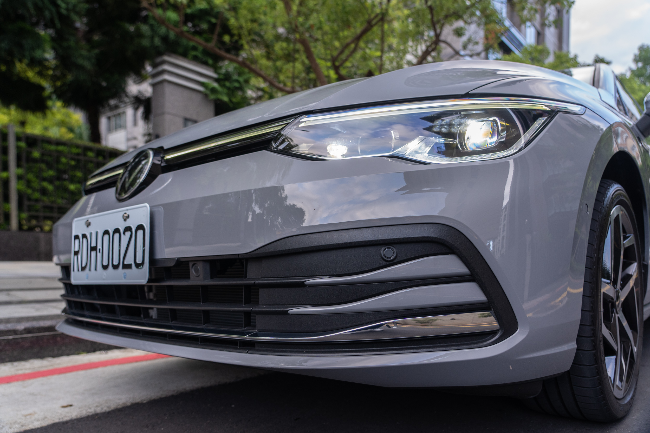 標配 LED 頭燈,具備光感應自動啓閉功能,水箱護罩連貫式 LED 定位燈也為標配。