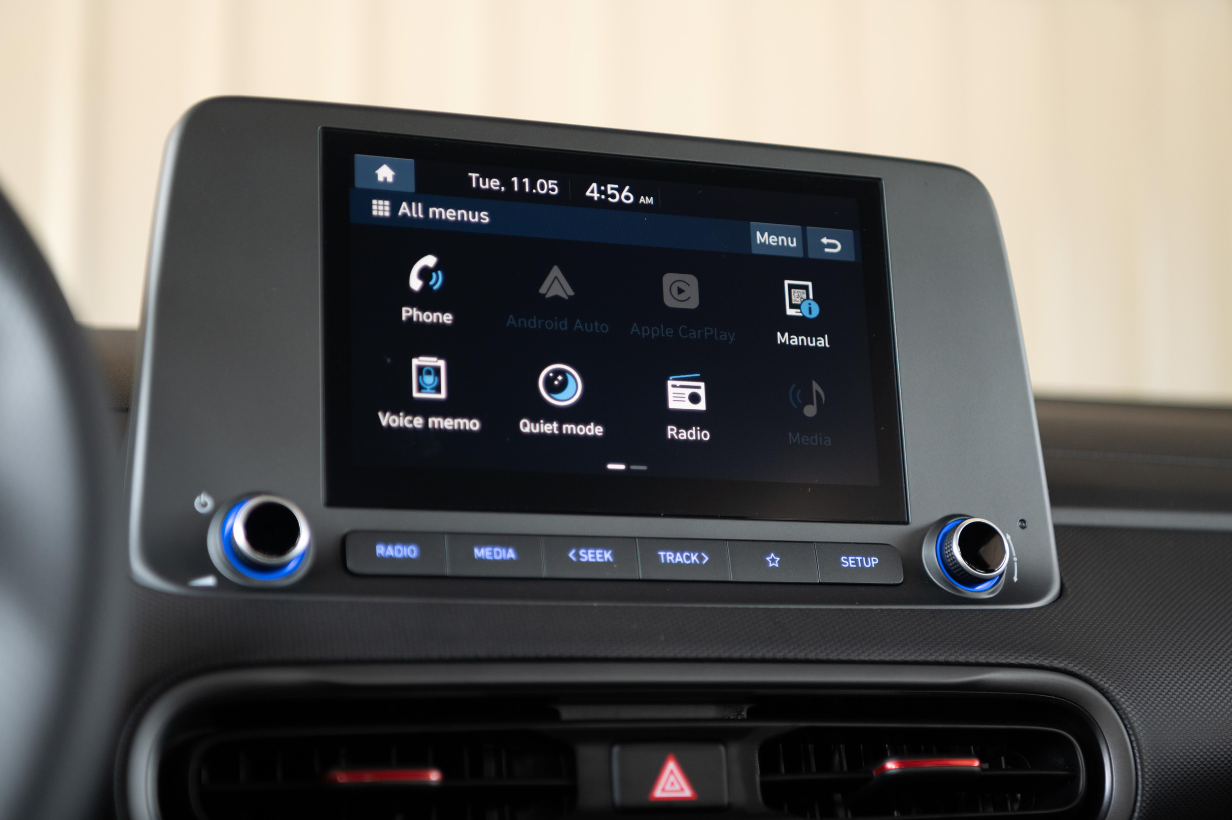 懸浮式 8 吋多媒體主機，搭載同級唯一標配的無線 Apple CarPlay & Android Auto 影音娛樂系統。
