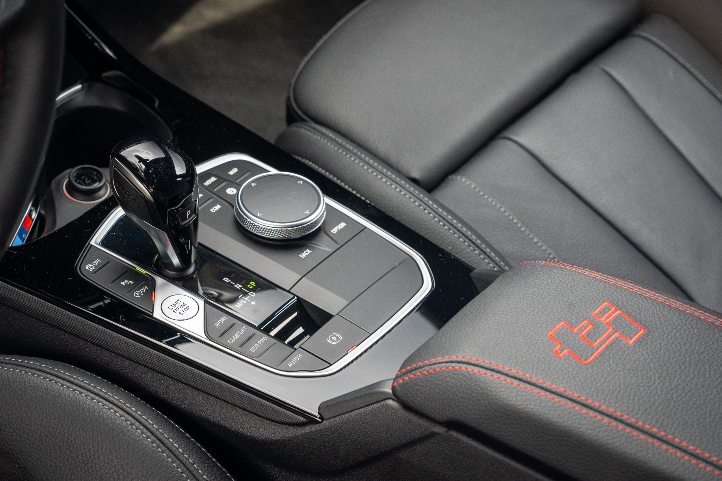 搭配 Steptronic 運動化八速手自排,原廠數據顯示 0-100km/h 加速僅需 6.1 秒,極速可達 250km/h。