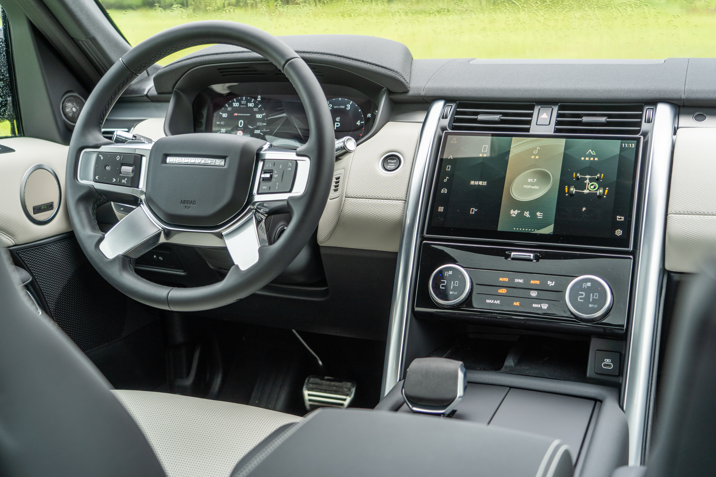 透過兩只數位螢幕的導入，讓車內添增些許的科技氛圍。
