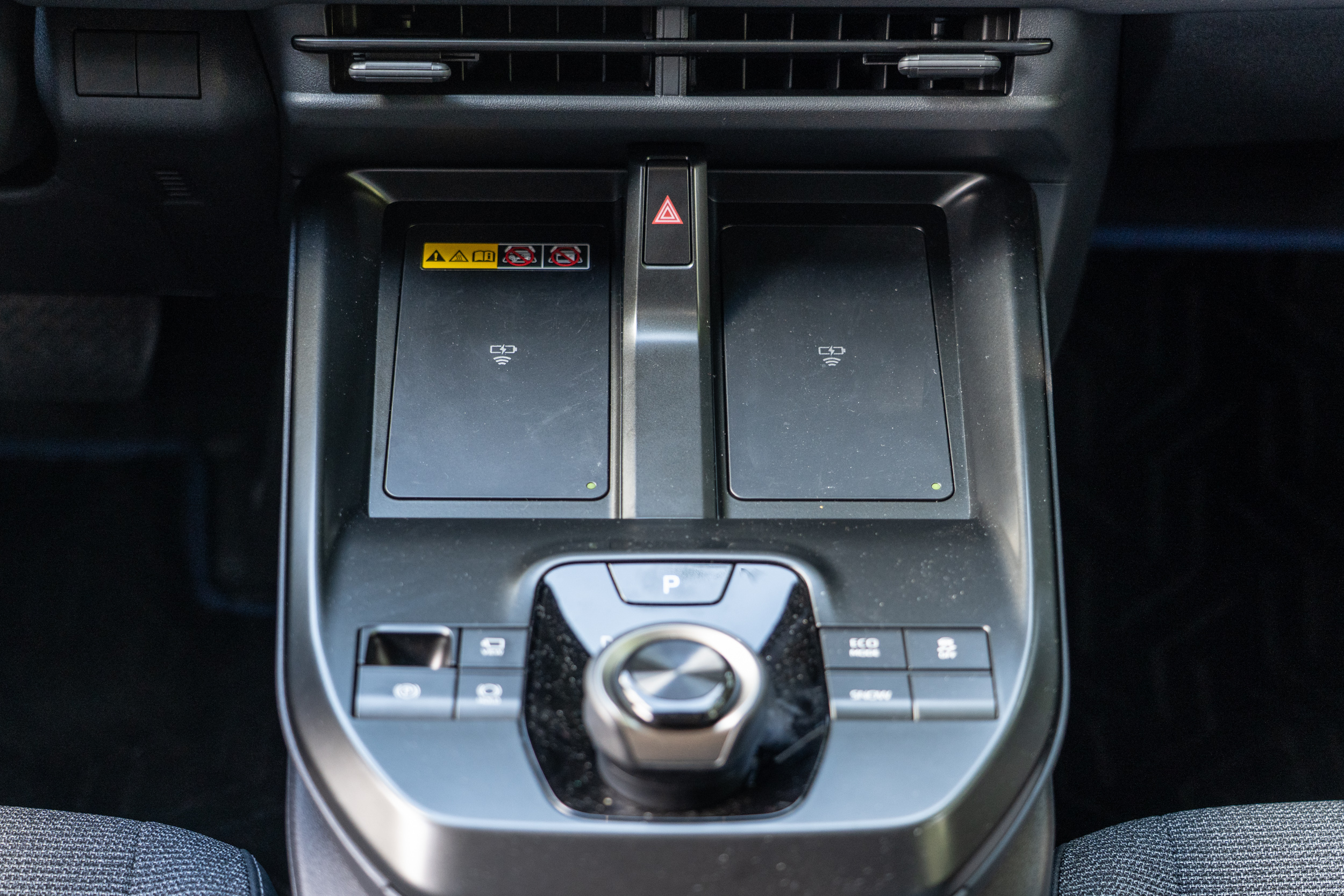 空調出風口下方搭配兩個無線充電座。