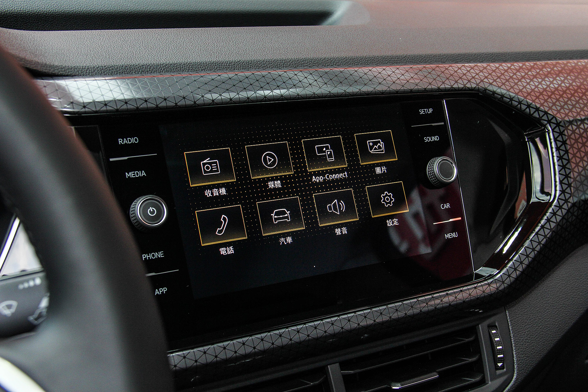 8 吋鏡面式觸控螢幕為全車系標配。