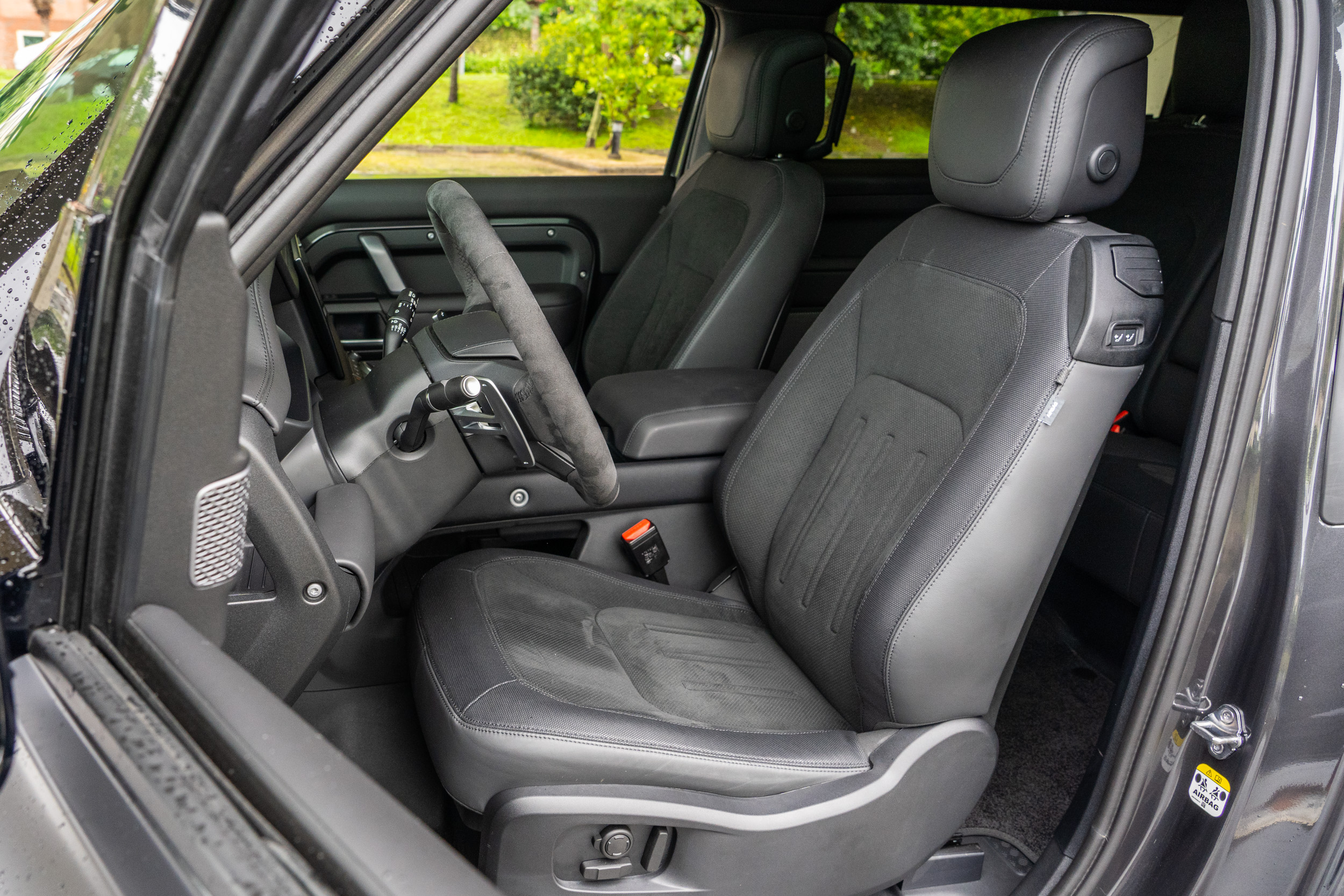 雙前座 14 向電動調整與通風、記憶、加熱功能。