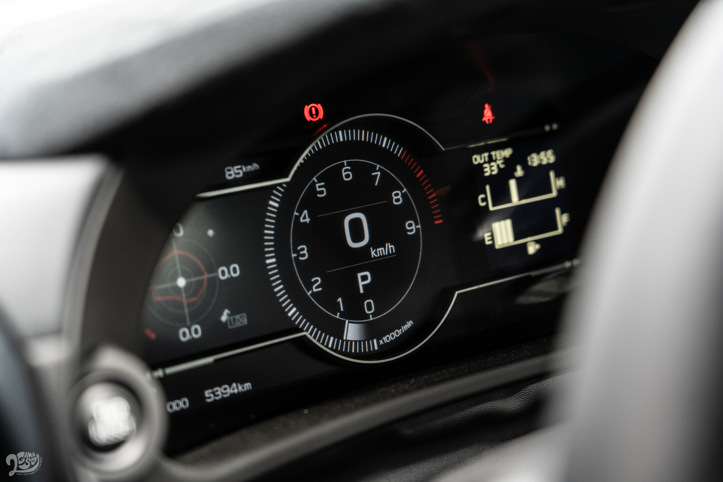 儀錶全面採數位化配置，中央處聚焦在轉、時速錶等與駕駛直接相關的介面數據；左方因應需求可切換駕駛輔助、駕控 G 值等資訊。