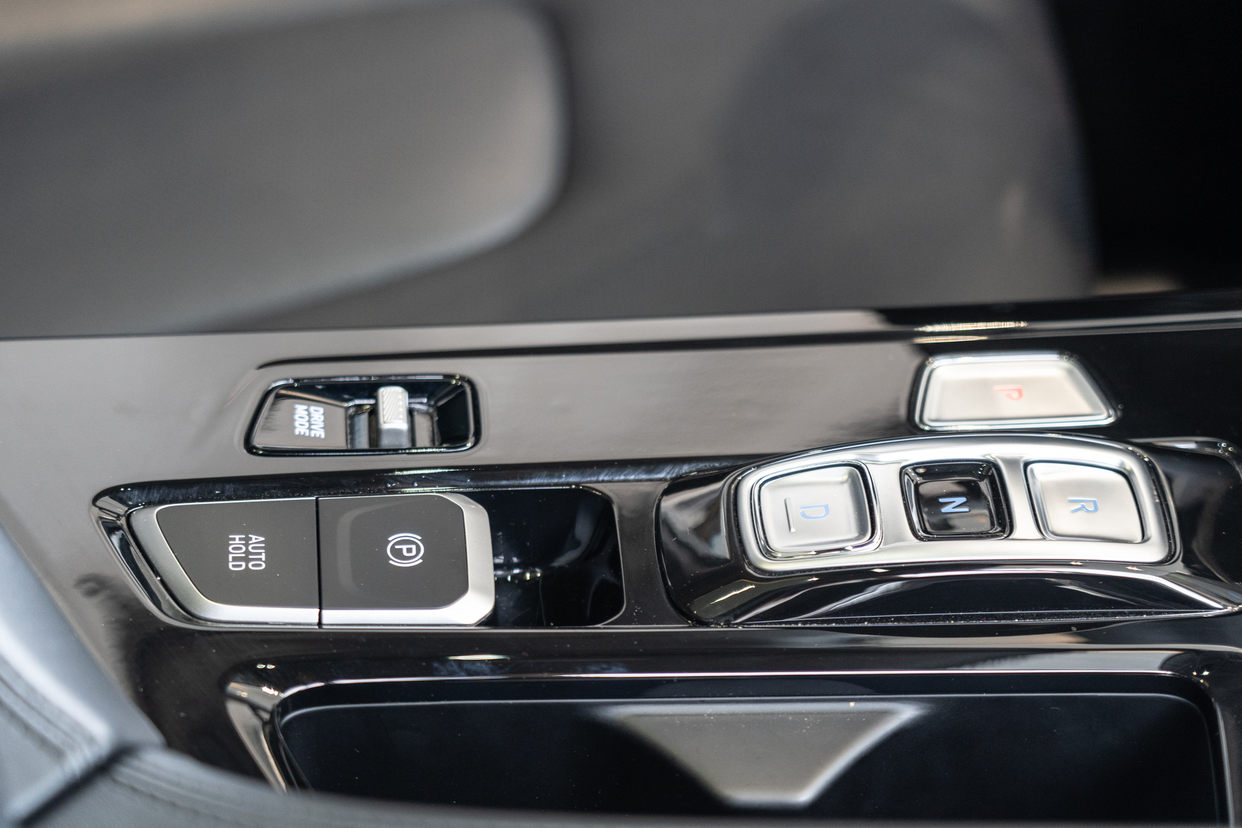 動力銜接線傳八速自排變速系統。