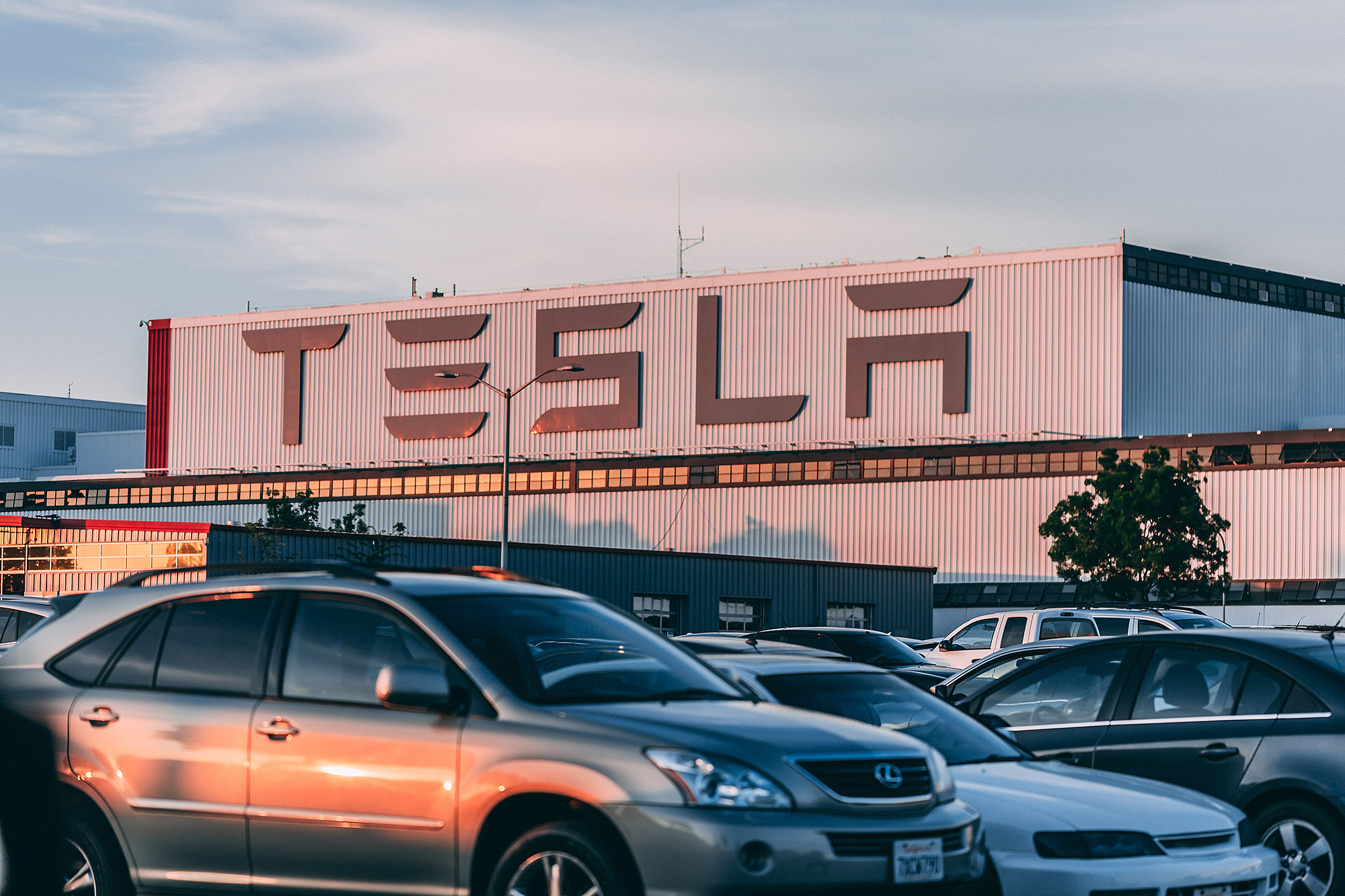 Tesla 的崛起，證明新創產業進軍汽車市場並非不可能。