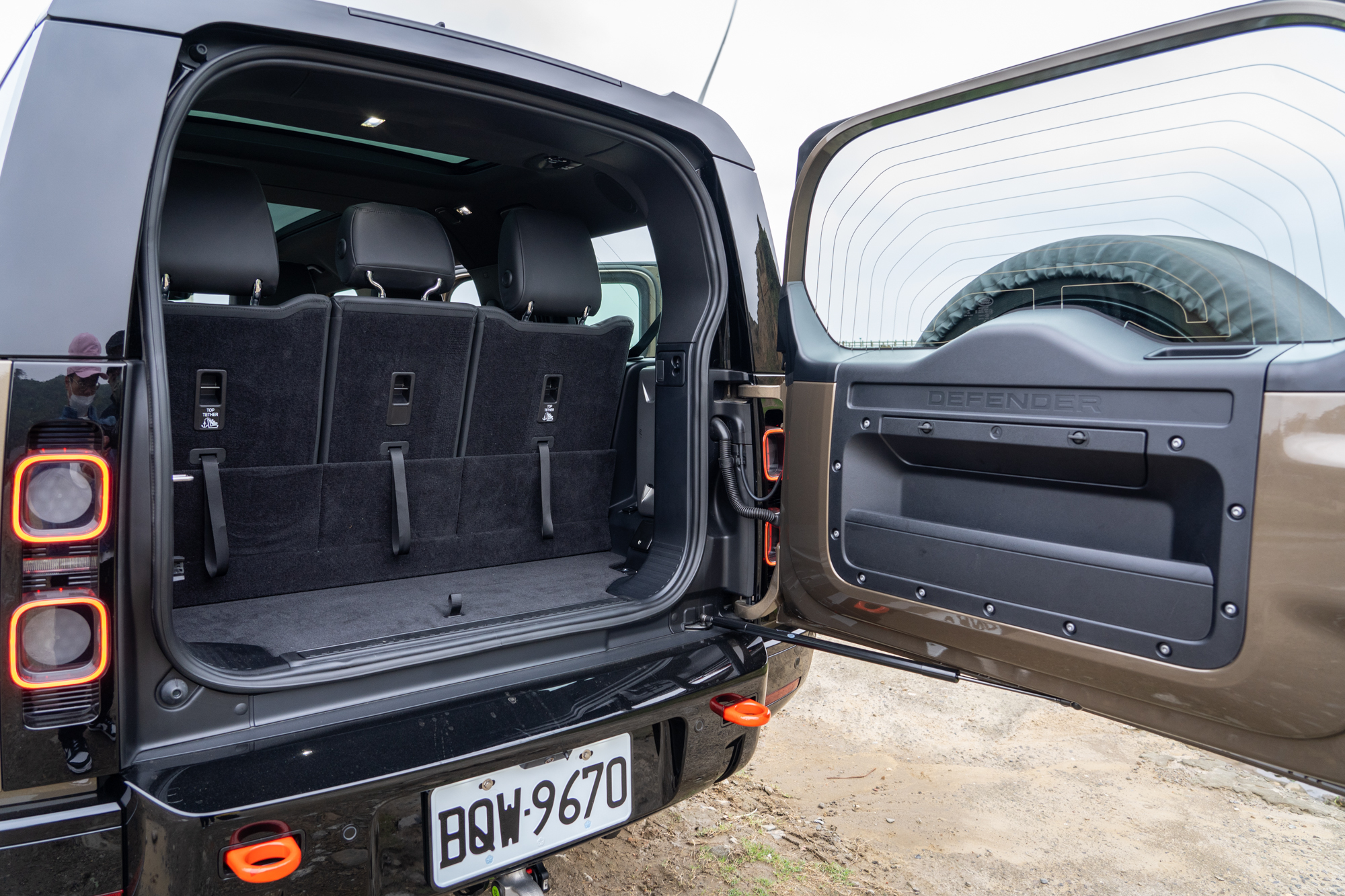 同樣採取側開尾門設計。