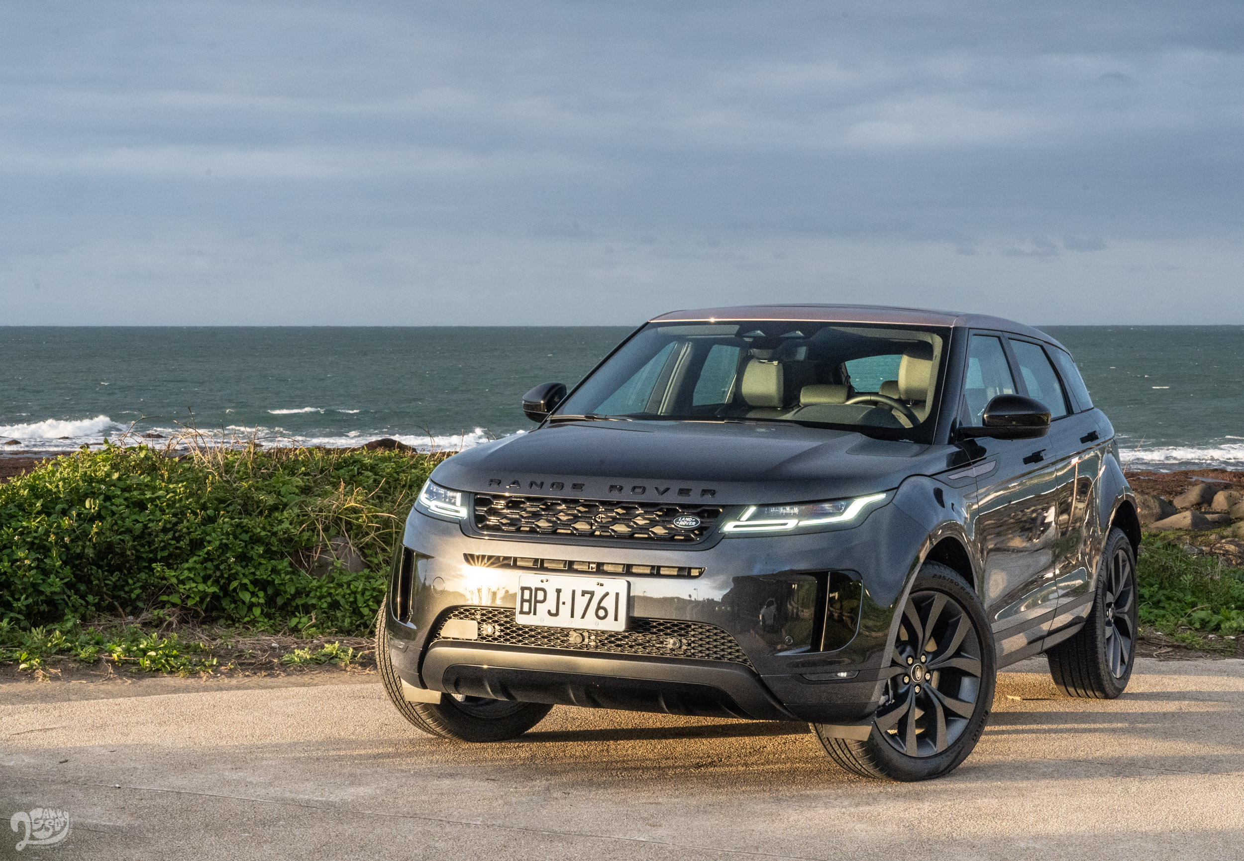 此次試駕車款為 Range Rover Evoque Bronze Collection 車型,售價為新台幣 235 萬元。