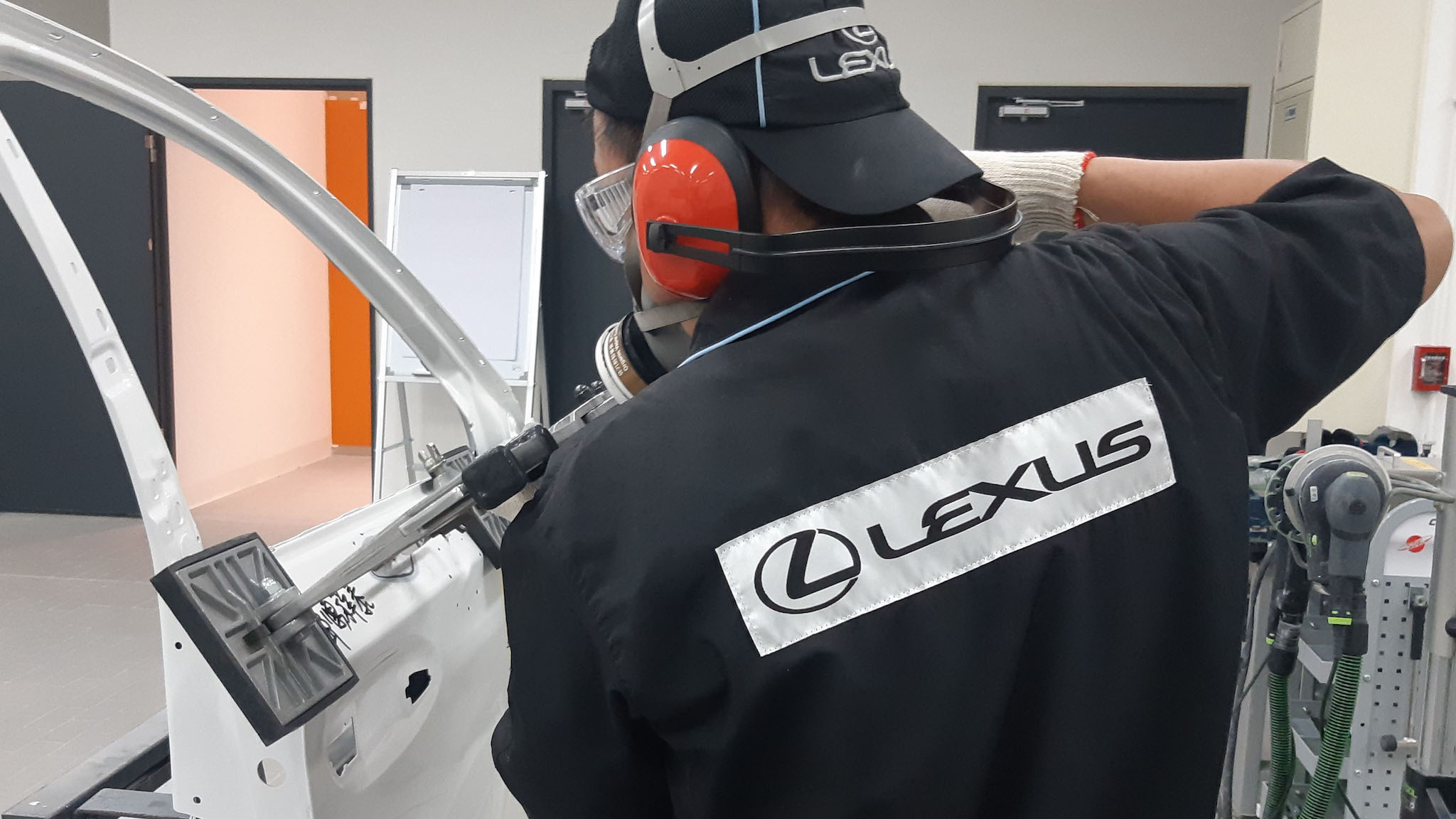 ▲ 不用再整組換掉，Lexus 導入鋁合金外板維修