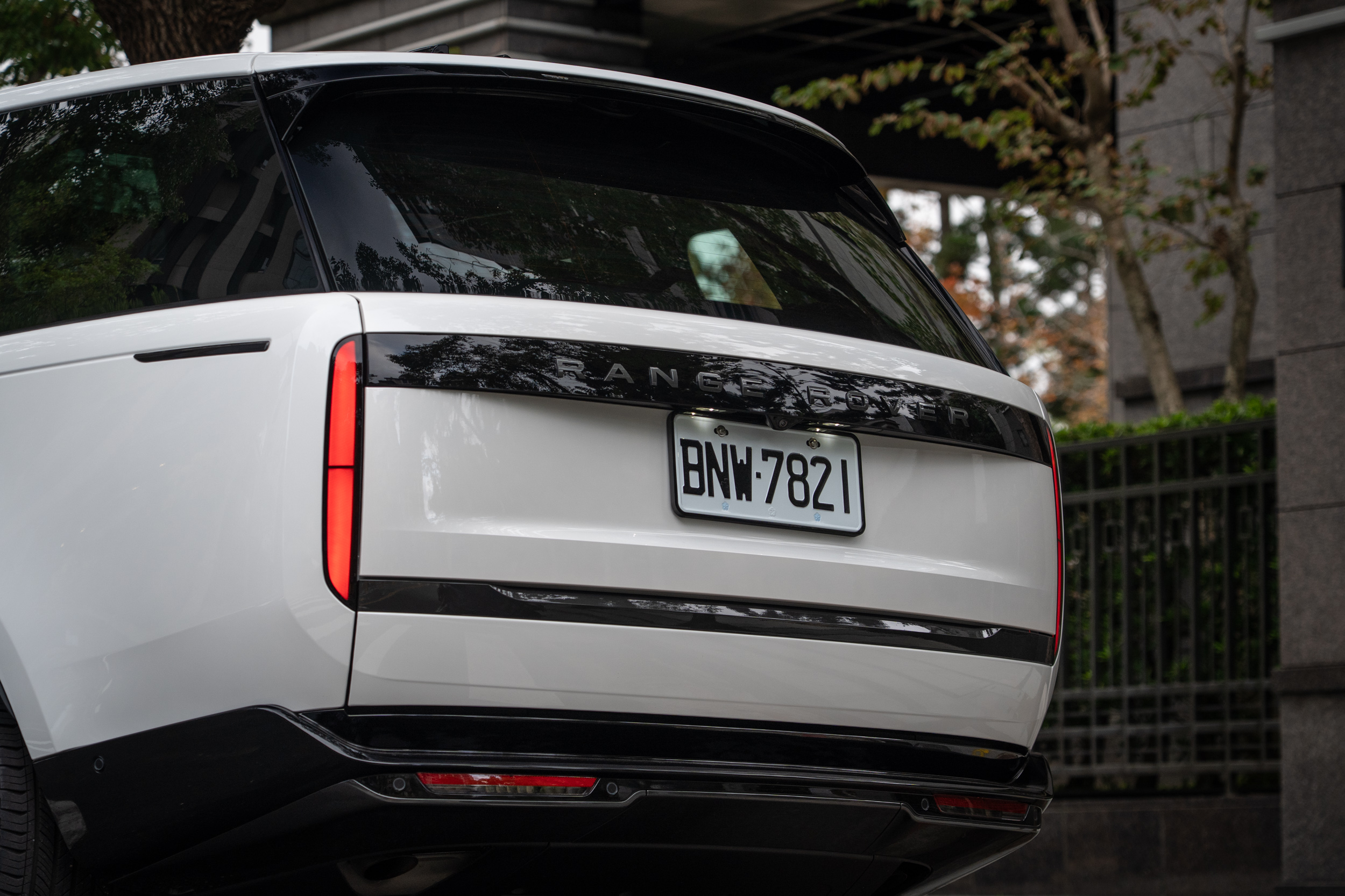 外觀部分選用Ostuni Pearl White珍珠白頂級金屬漆。