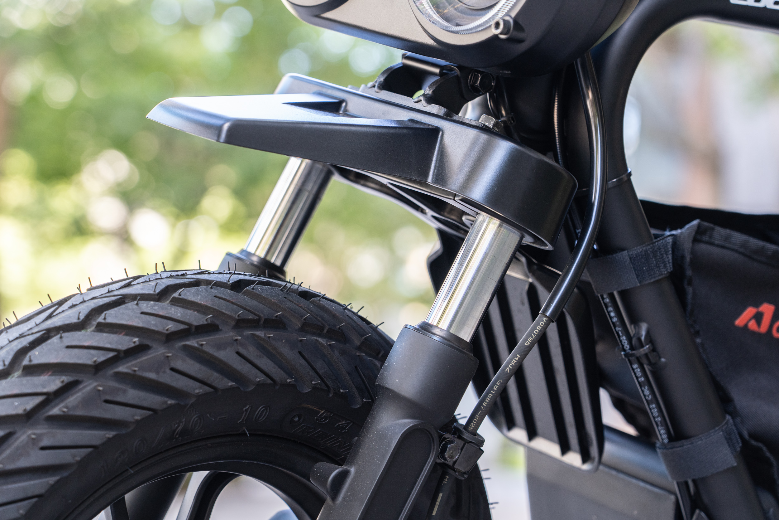 僅有前軸配置懸吊減震功能。