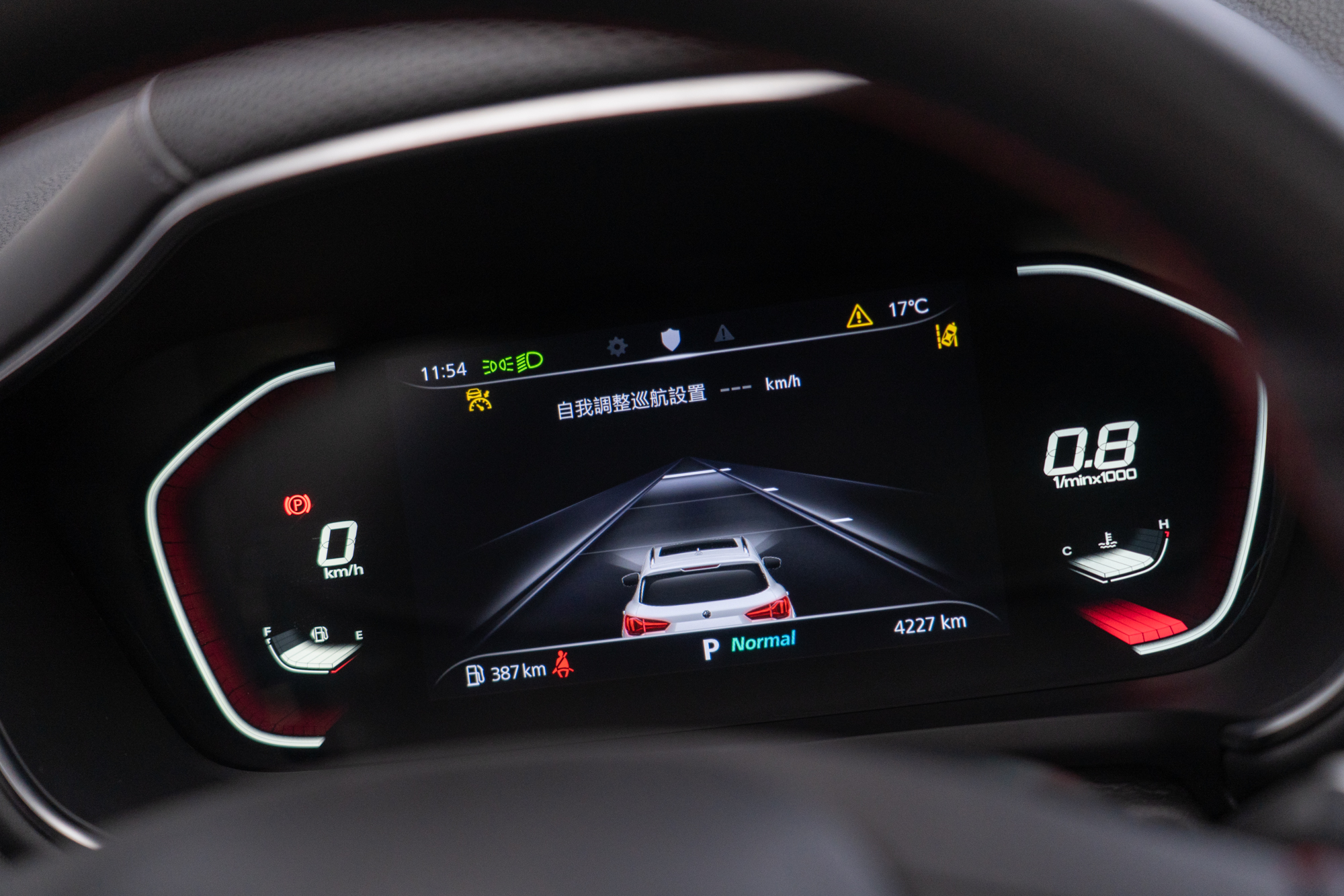 數位儀錶達 12.3 吋，可完整顯示各式車輛運作狀況與其他資訊，甚至半自動駕駛輔助運作狀況也能完整呈現。