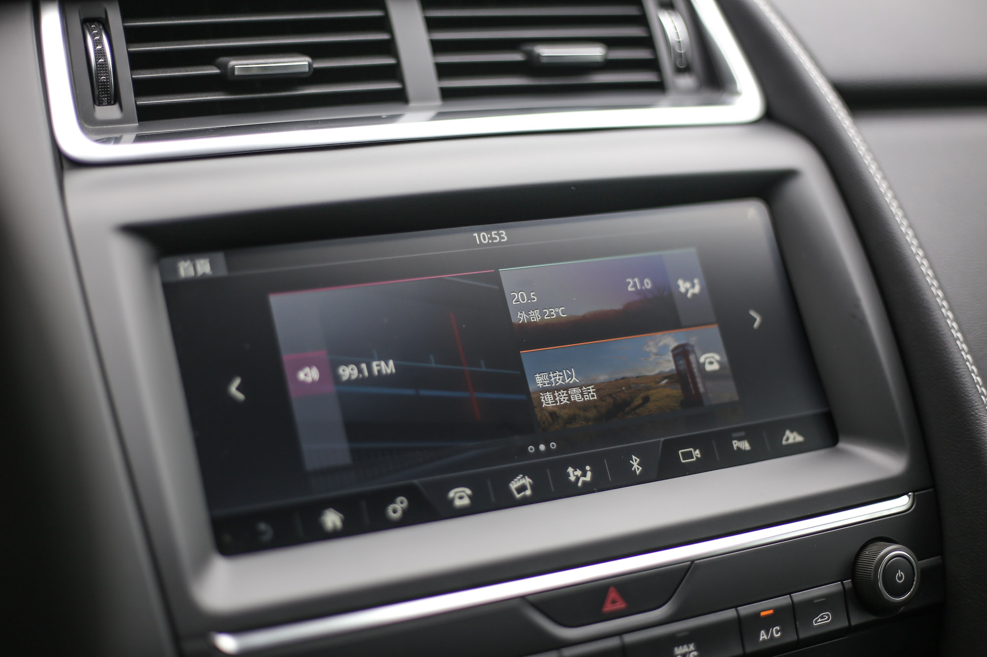 中控台標配10 Touch Pro智慧多媒體觸控時顯示幕，要到206萬元的P250 S車型以上才配備原廠導航，至於Apple CarPlay此類的手機整合系統則列為全車系選配項目。