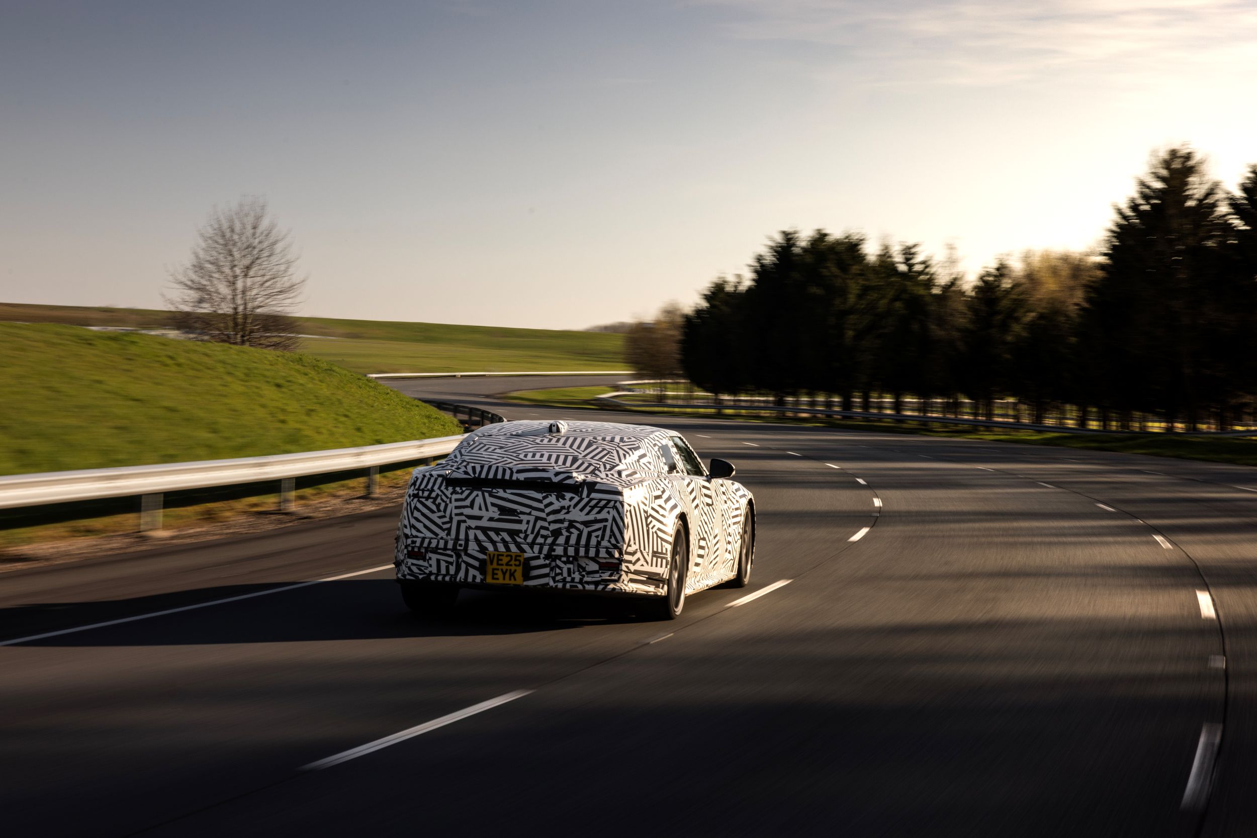 高階車型搭載智慧扭力分配系統（Intelligent torque vectoring）與三具輸出電動馬達，可提供超過 1,000PS 的馬力與 1,300Nm 的最大動力表現；整合雙閥式主動氣壓懸吊系統的運作，精雕細琢出極致的乘坐舒適體驗。