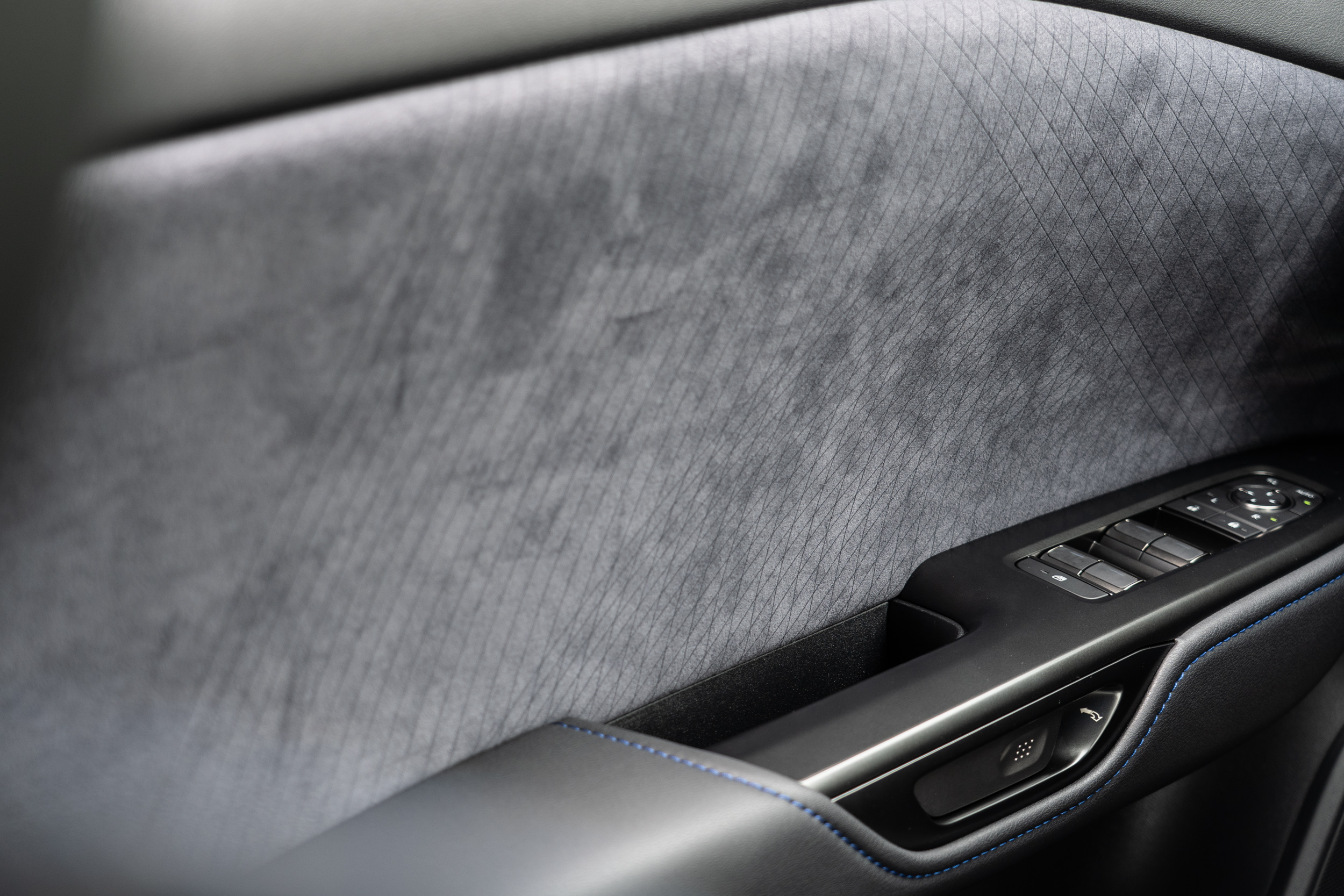 雷射雕刻車門飾板的質感與視覺感受相當特殊。