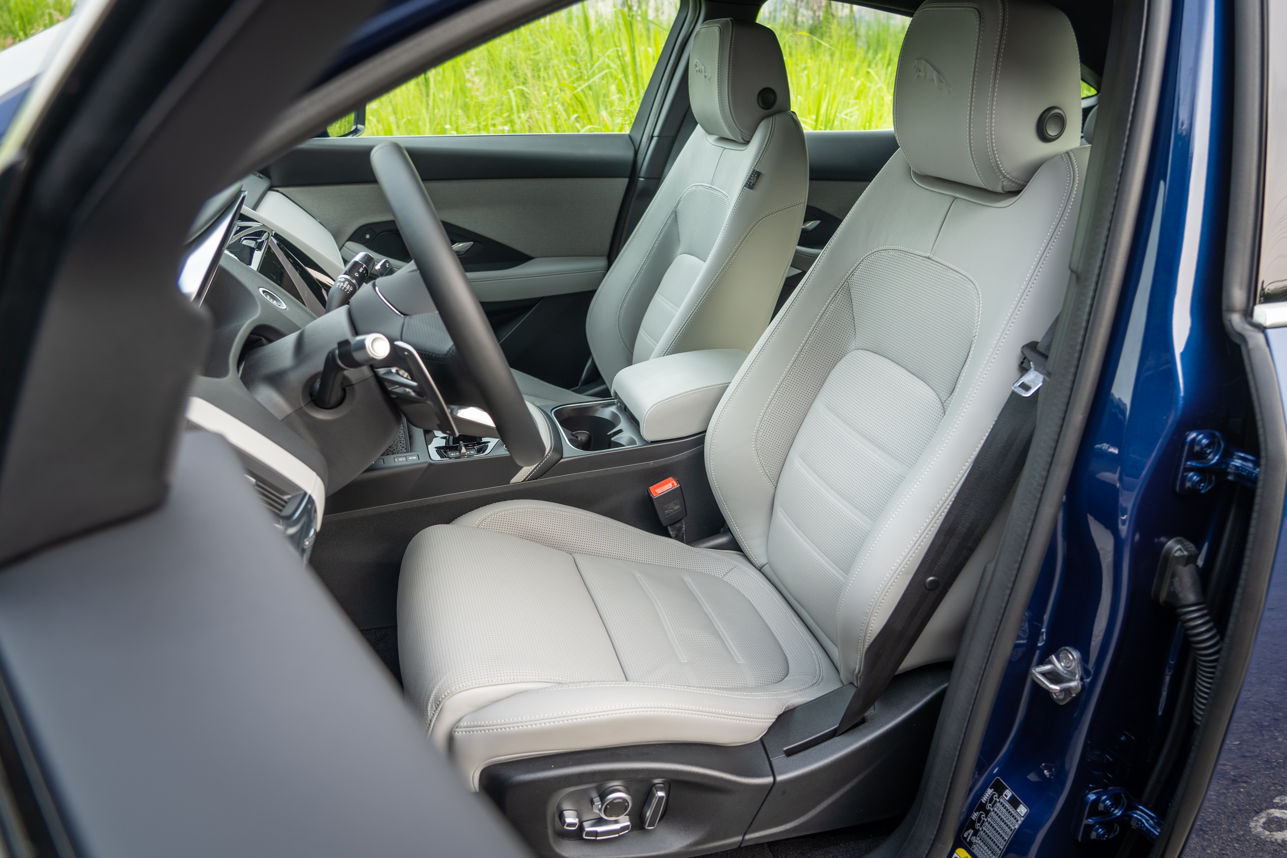 試駕車型選配前座 16 向電動調整功能。