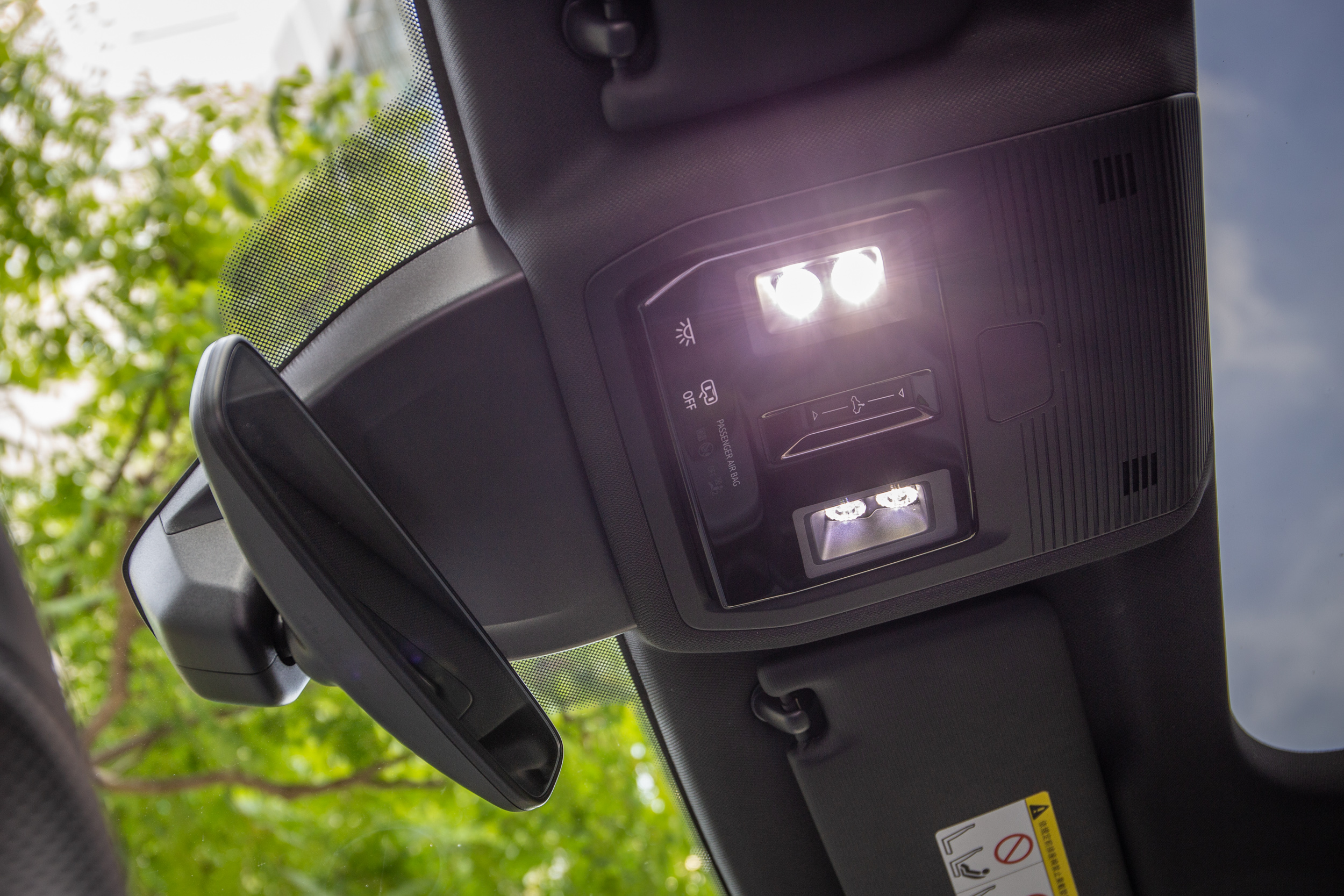 天窗與車內燈開關都是觸控式。