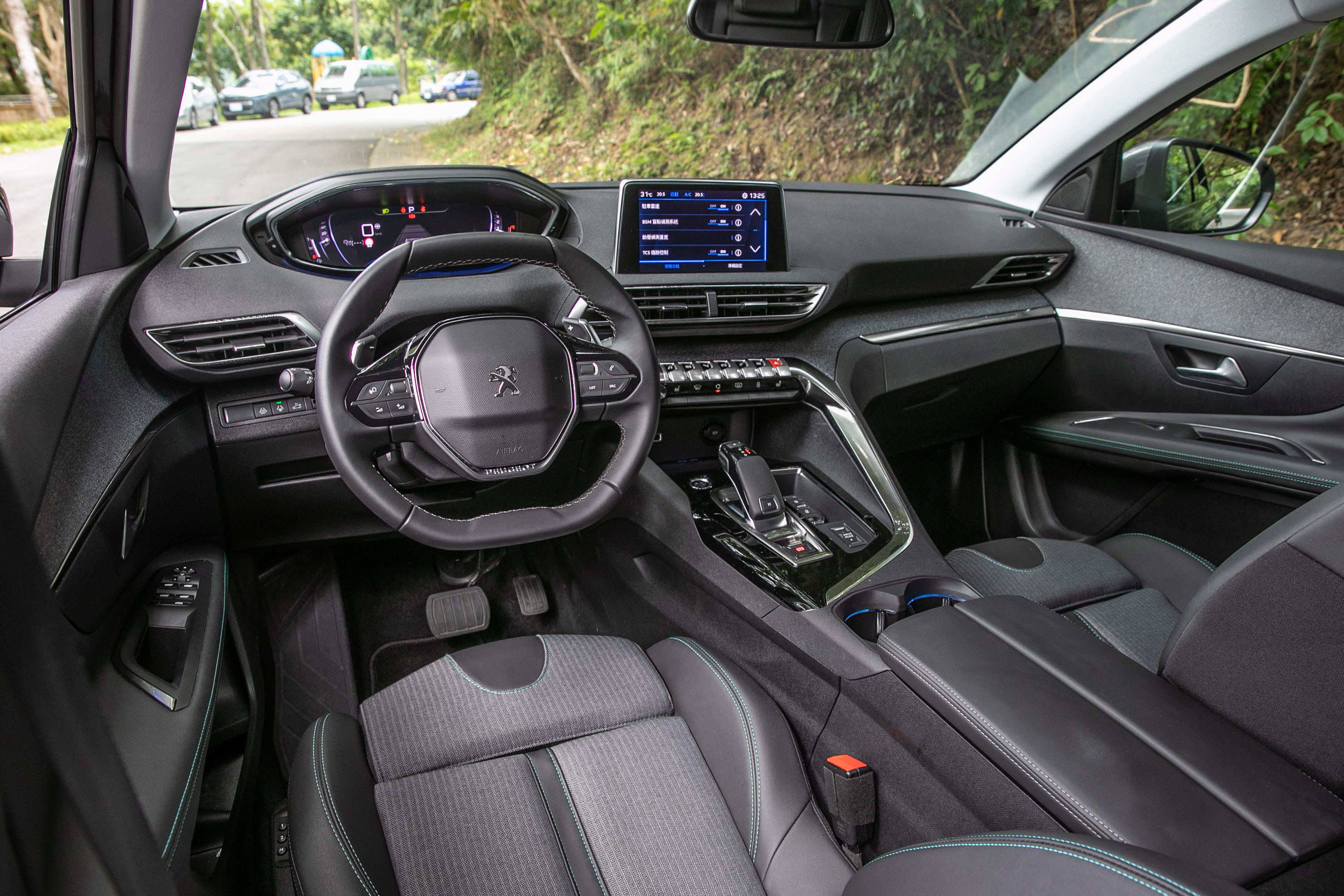 座艙內鋪陳與小改款前大抵相同,仍維持十分出色的設計質感與科技氛圍。