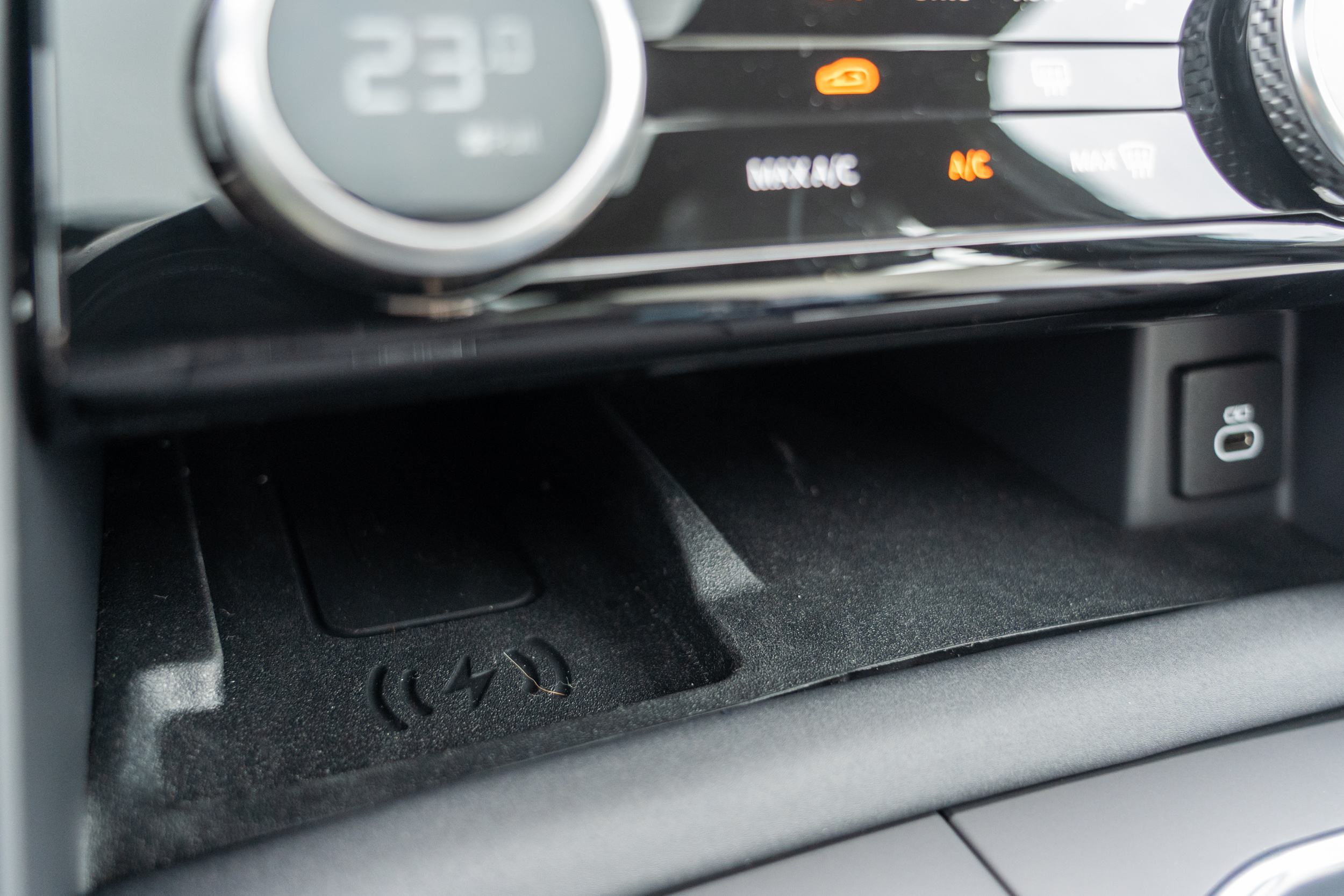 中控台下方為另一置物處,並有無線充電盤。