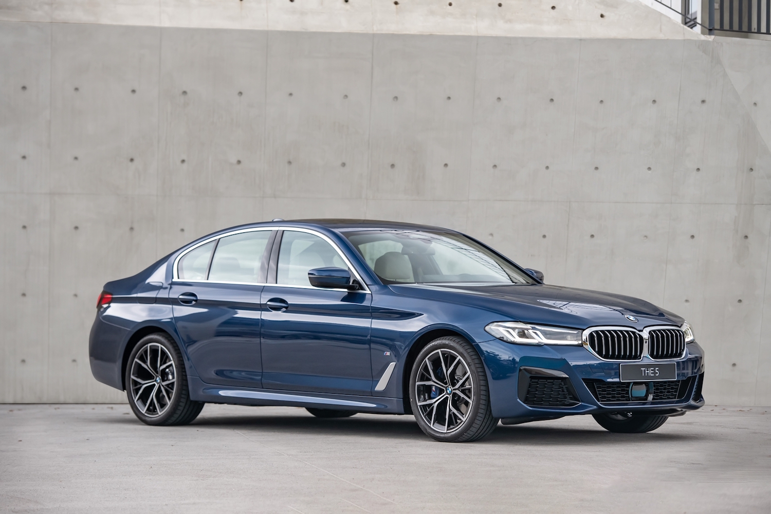 全新 BMW 5系列，本月份入主享 180 萬 60 期 0 利率專案或尊榮租賃專案（含 3 年租賃 0 利率）以及 1 年乙式全險。