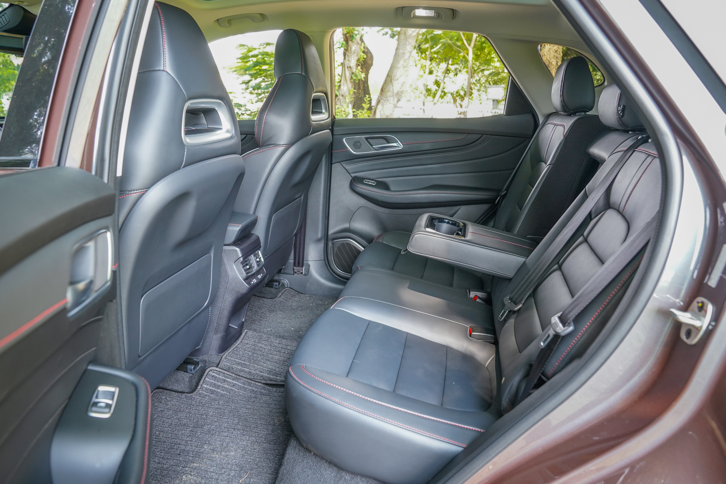 2720mm 優勢軸距清楚反映在後座腿部空間。