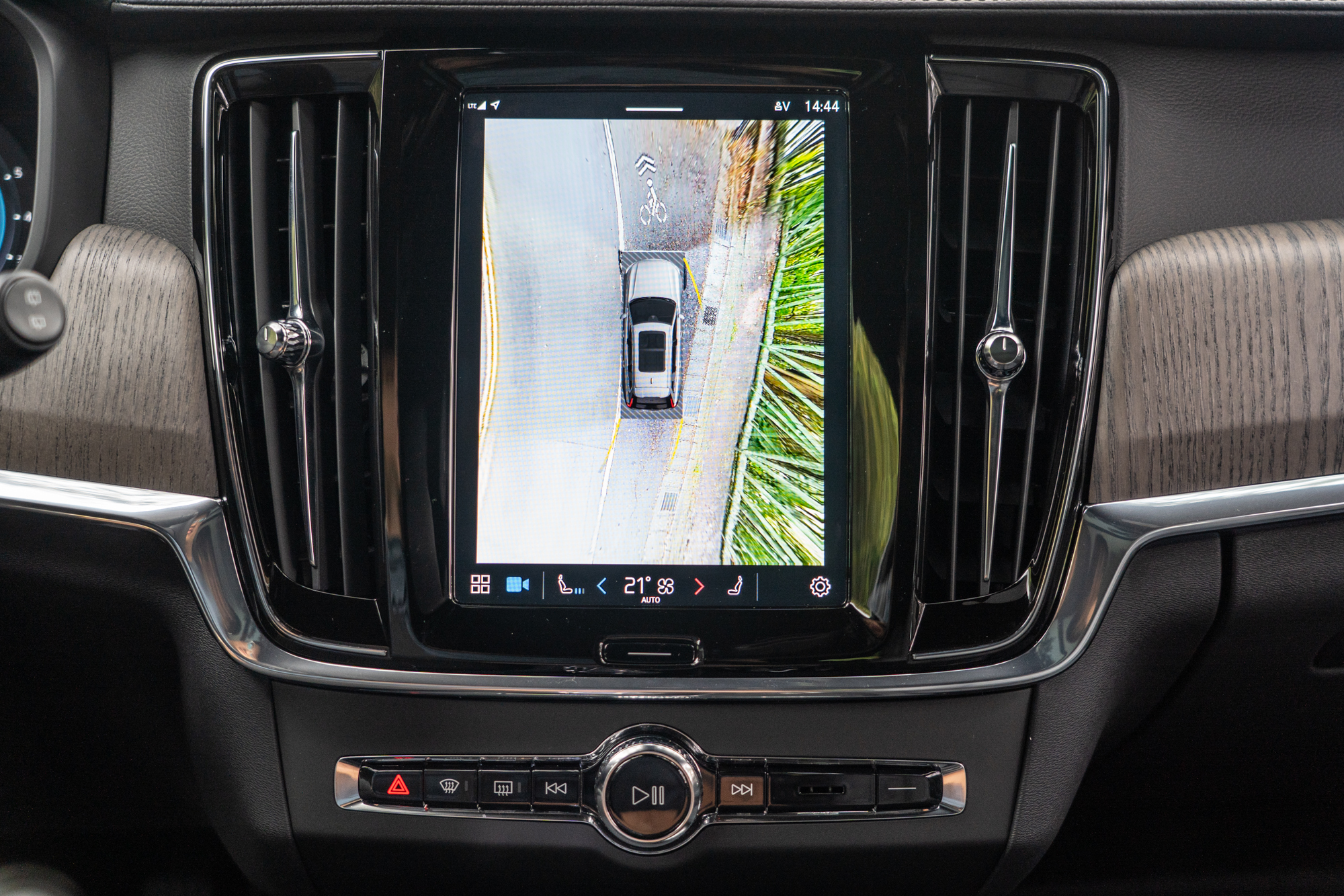 配備360度環車輔助攝影機附車頭180度視角輔助，能有助駕駛判斷車輛與周圍環境相對位置，減少碰撞危險發生。