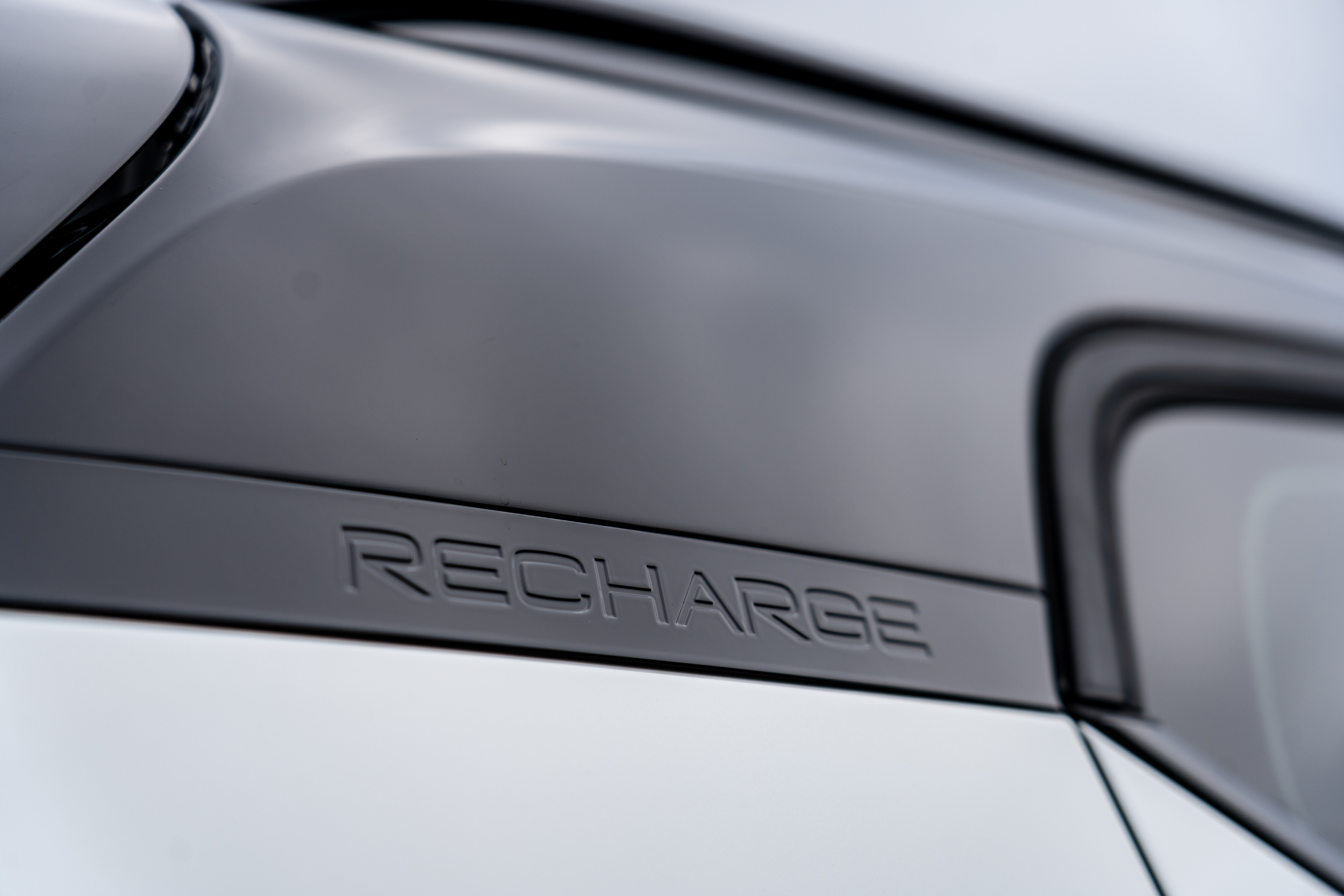 XC40 Recharge 與純內燃機車型有著相同的設計語言，僅從一些細節處做出改變，來凸顯電動車的特殊身份。